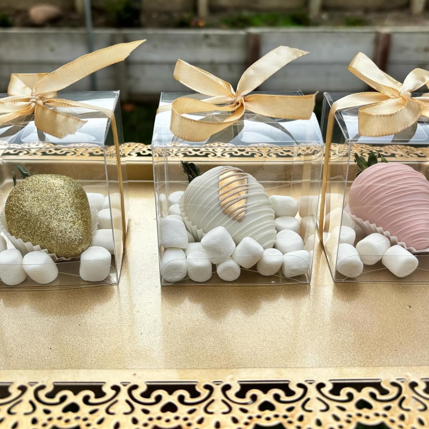 Großhandel 50 Stück klare Favoritenboxen 3x3x3 Zoll, kleine Geschenkbox für Cupcakes, individuelles Logo für Hochzeit und Geburtstag, Hersteller von Verpackungslösungen.