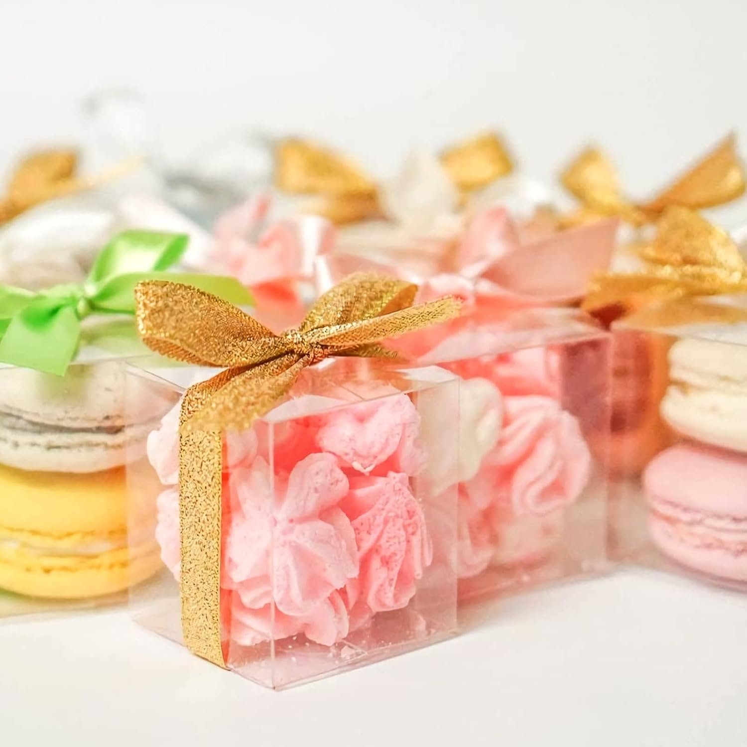 Großhandel 25 Stück transparente Favoritenboxen 2.25x2.25x3 Zoll für Macarons, individuelles Logo für Hochzeit, Baby Shower und Geburtstag, OEM Boxen in Kleinmenge Großhandel 25 Stück transparente Favoritenboxen 2.25x2.25x3 Zoll für Macarons, individuelles Logo für Hochzeit, Baby Shower und Geburtstag, OEM Boxen in Kleinmenge