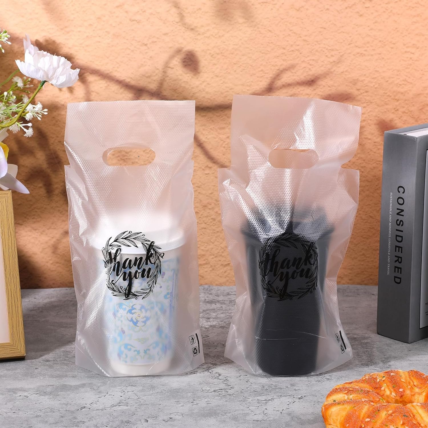 Großhandel 1000 Stück Tragetaschen für Getränke mit Griff, 11 x 6,3 Zoll, Kunststoffverpackung für Lieferung, OEM Service für individuelle Logos, Bulk Cup Holder für Kaffee, Saft, Milch, Tee. Großhandel 1000 Stück Tragetaschen für Getränke mit Griff, 11 x 6,3 Zoll, Kunststoffverpackung für Lieferung, OEM Service für individuelle Logos, Bulk Cup Holder für Kaffee, Saft, Milch, Tee.