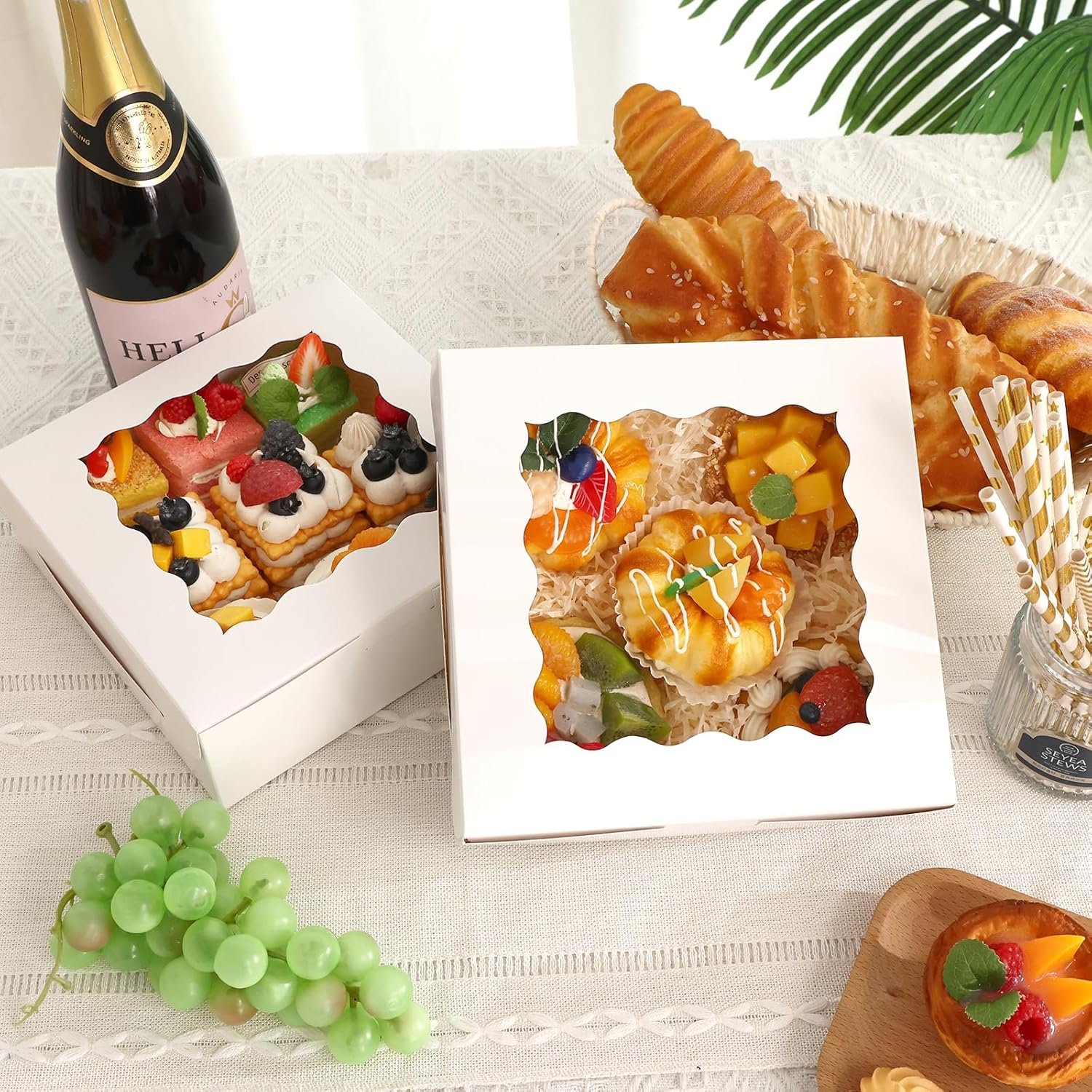 Großhandel 30 Stück 8x8x2,5 cm Bakery Boxen, weiße Boxen mit Fenster für Donuts, Schokoladen-Erdbeeren, Torten, individuelles Logo, OEM, Bulk-Behandlung