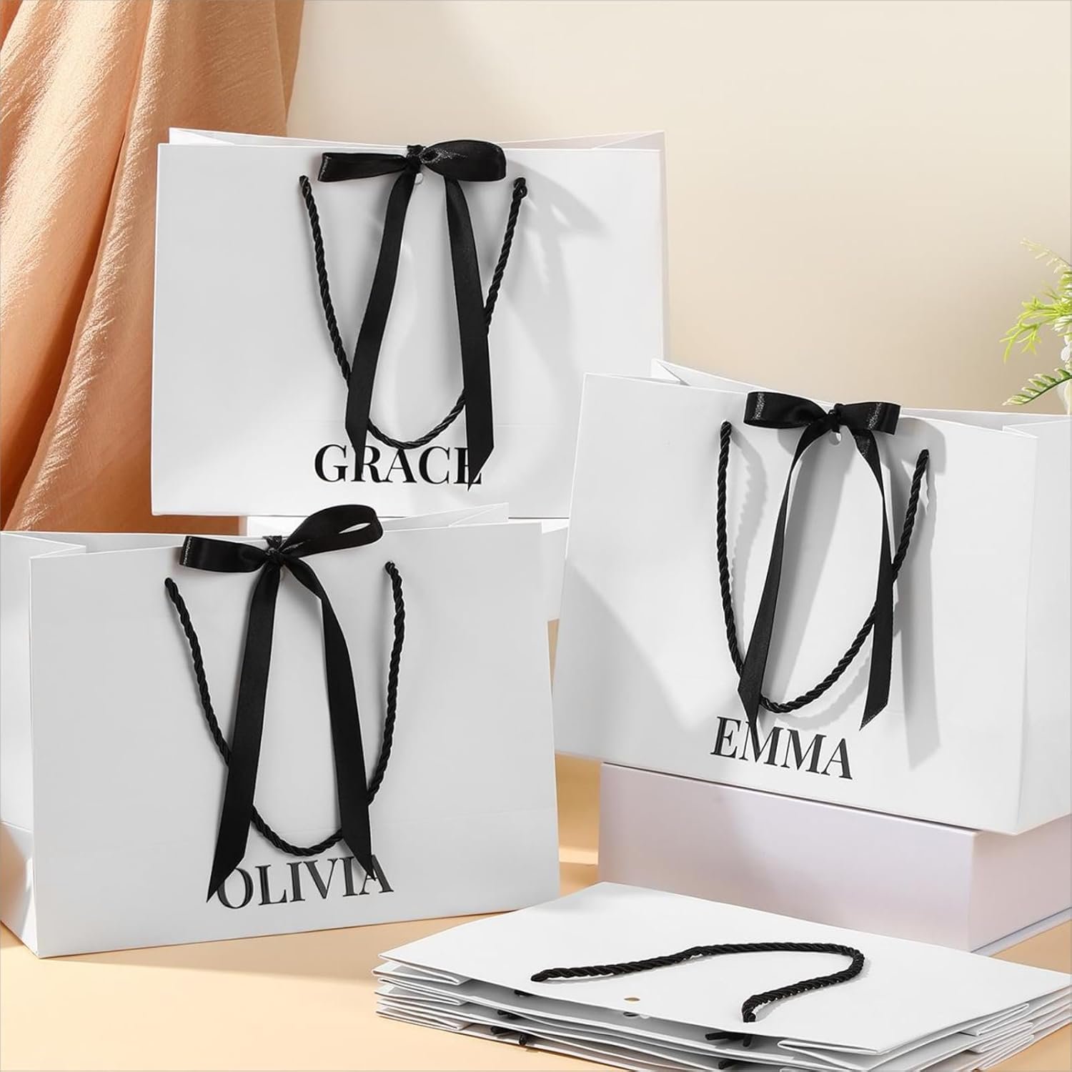 Großhandel Set aus 8 personalisierten Papiertüten für Brautjungfern mit Schleifen Name Aufkleber 11x8 Zoll, hergestellt von einem zuverlässigen Hersteller, ideale Hochzeitsgeschenke für Hochzeit, Brautdusche, Verlobung und Geburtstagsfeiern.