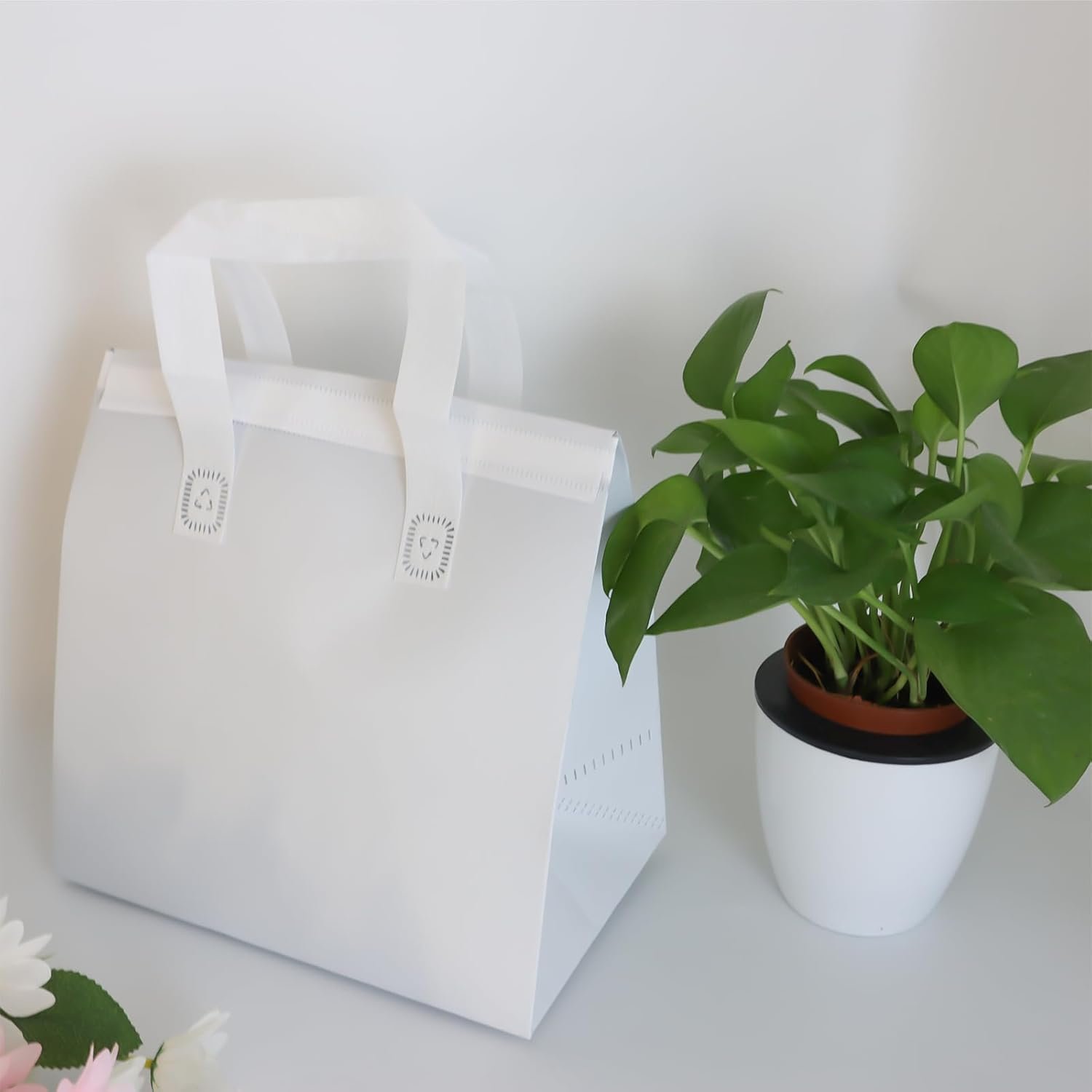 Großhandel 12 Stück weiße isolierte Take Away Taschen für heiße und kalte Getränke, individuelle Logos für Lieferungen von frischen Lebensmitteln, OEM Kühltaschen für Mittagessen und Einkäufe.