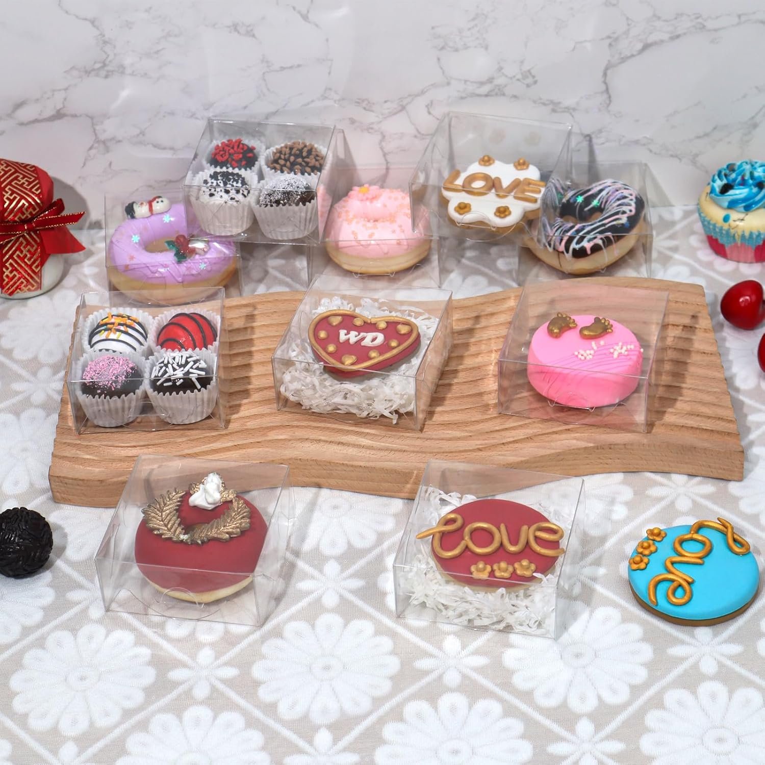 Großhandel 50 Stück klare Plastik-Pastetenschachteln 4x4x2 Zoll für Cookies, Doughnuts, Seifen, Trüffel, Brownies, Kuchen, mit individuellem Logo als Treat-Boxen für Partygeschenke und Hochzeiten von einem Hersteller Ihrer Wahl.