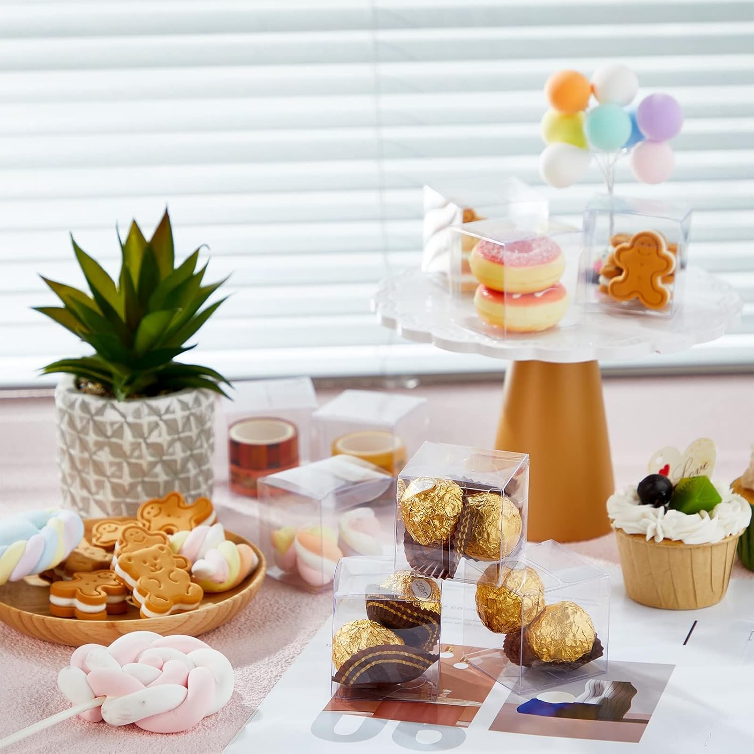 Großhandel 200 Stück 2 x 2 x 2 Zoll klare Favoritenboxen als transparente Süßigkeitengeschenkbox, OEM für Verpackungsbehälter, Hersteller für Macaron Geburtstagsfeiern und Hochzeiten.