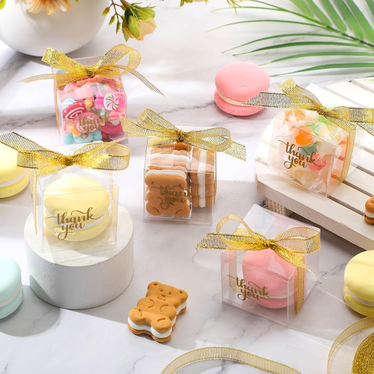 Großhandel klare Geschenkeboxen 200 Stück mit Deckel und Schleife, transparent für Partygeschenke (2 x 2 x 2 Zoll), individuell bedruckbar, von zuverlässigen Herstellern, perfekt für Bulk-Bestellungen von Leckereien und Süßigkeiten.