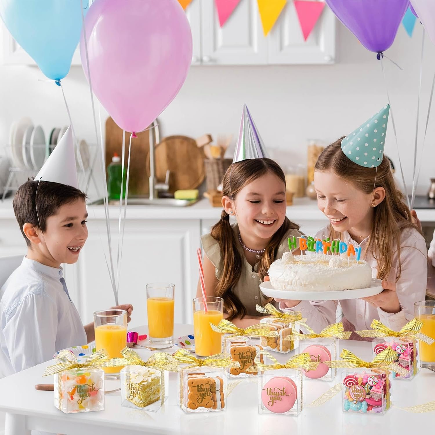 Großhandel klare Geschenkeboxen 200 Stück mit Deckel und Schleife, transparent für Partygeschenke (2 x 2 x 2 Zoll), individuell bedruckbar, von zuverlässigen Herstellern, perfekt für Bulk-Bestellungen von Leckereien und Süßigkeiten.