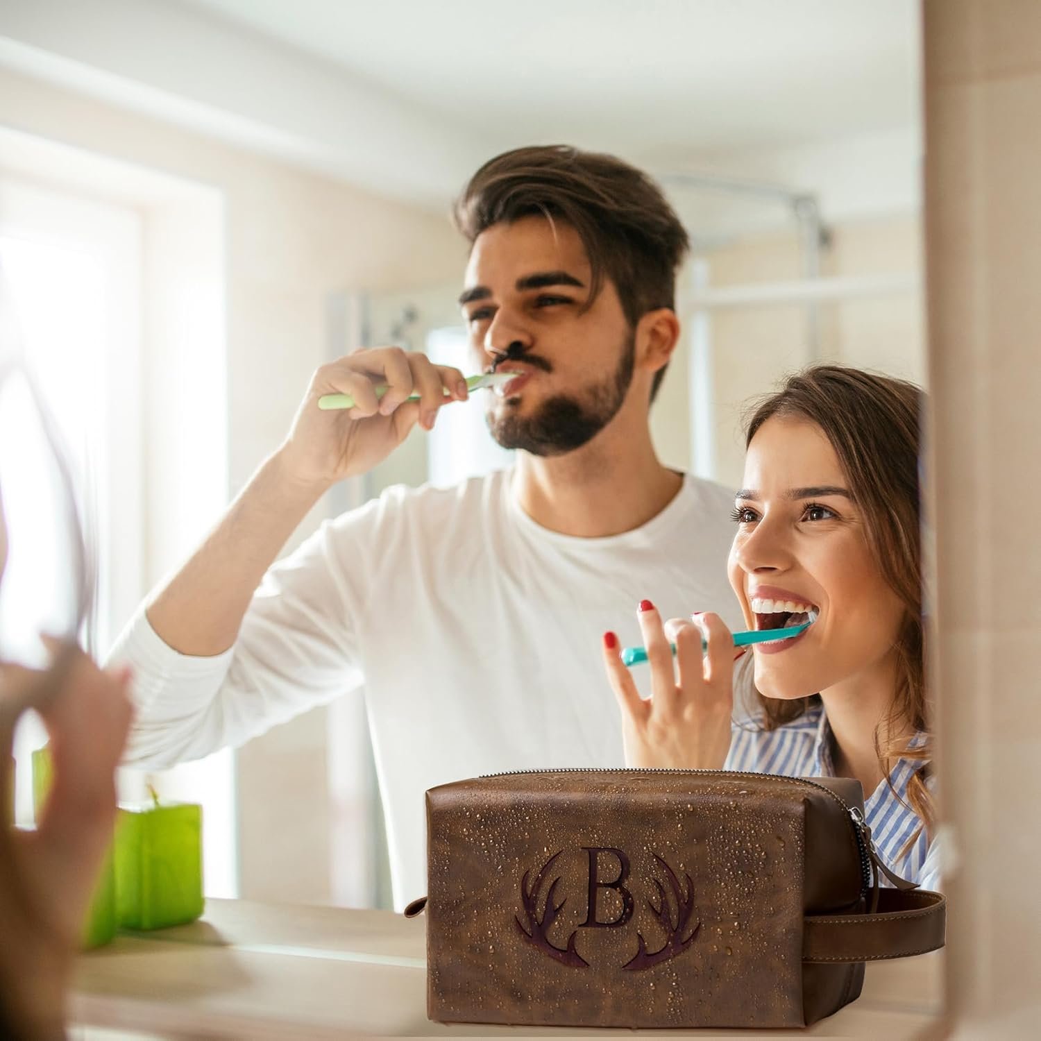 Großhandel personalisierbarer Kulturbeutel aus PU-Leder für Männer, wasserdicht, mit gravierten Initialen, coole Geschenke für Vater, Ehemann, Freund, Großvater, Sohn, Reiseaccessoires und Pflegeprodukte, vom Hersteller, individuelle Designs in Großmenge erhältlich. Großhandel personalisierbarer Kulturbeutel aus PU-Leder für Männer, wasserdicht, mit gravierten Initialen, coole Geschenke für Vater, Ehemann, Freund, Großvater, Sohn, Reiseaccessoires und Pflegeprodukte, vom Hersteller, individuelle Designs in Großmenge erhältlich.