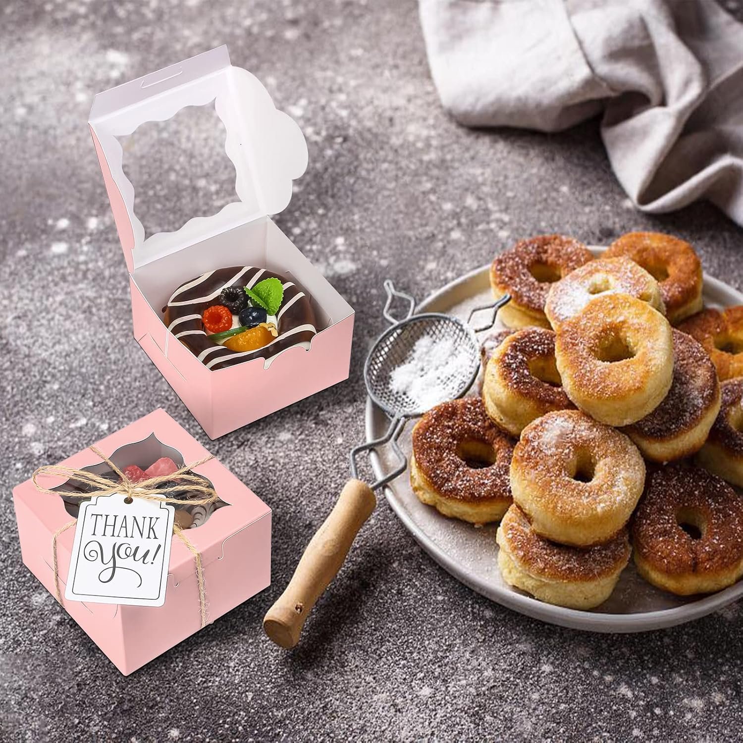Großhandel 60 Stück rosa Backboxen mit Fenster 4x4x2,5 Zoll für Cupcakes, Kekse, Torten, Donuts, Macarons, individueller Logo-Druck vom Hersteller, Kraftpapier Geschenkbox für Feingebäck Großhandel 60 Stück rosa Backboxen mit Fenster 4x4x2,5 Zoll für Cupcakes, Kekse, Torten, Donuts, Macarons, individueller Logo-Druck vom Hersteller, Kraftpapier Geschenkbox für Feingebäck