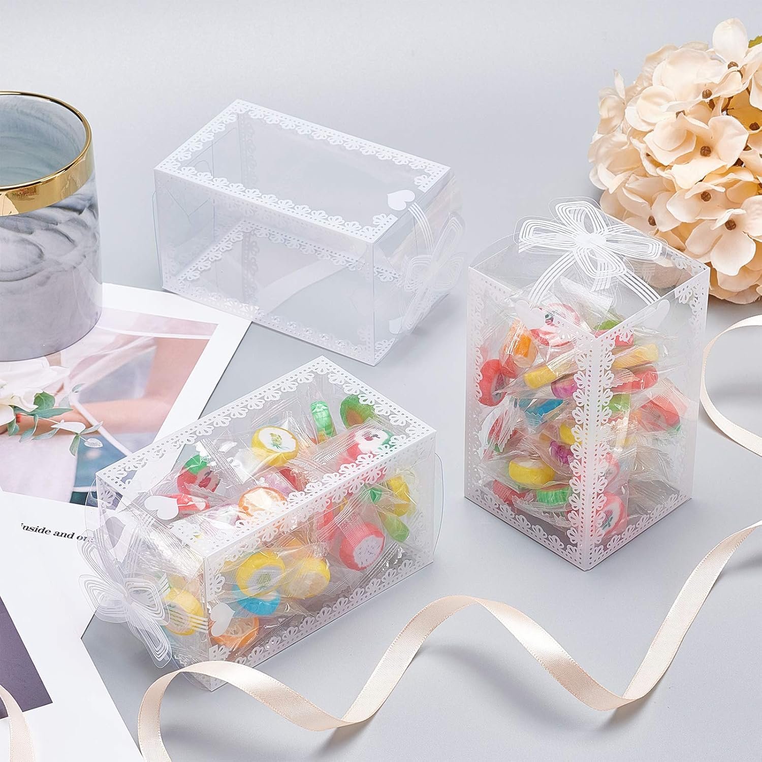 Großhandel 24 Stück klare Kunststoff Geschenkboxen mit Schleife 4,5x2,5x2,5 transparente PVC Favoritenboxen für Feiertage, Hochzeiten, Muttertag Geschenkverpackung, Individuelles Logo, Lieferant Großhandel 24 Stück klare Kunststoff Geschenkboxen mit Schleife 4,5x2,5x2,5 transparente PVC Favoritenboxen für Feiertage, Hochzeiten, Muttertag Geschenkverpackung, Individuelles Logo, Lieferant
