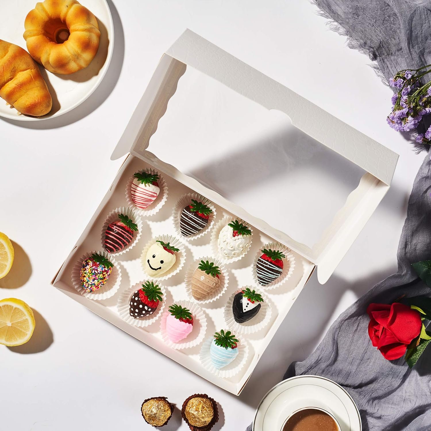 Großhandel 4er Pack 10x7x2,5 Zoll Weiße Erdbeerboxen mit Fenster, Dessertverpackungen für Kekse, Donuts, Macarons, Muffins und heiße Kakao-Bomben, Individuelles Logo für elegantes Geschenkpaket, Hersteller von Verpackungen in Großmenge