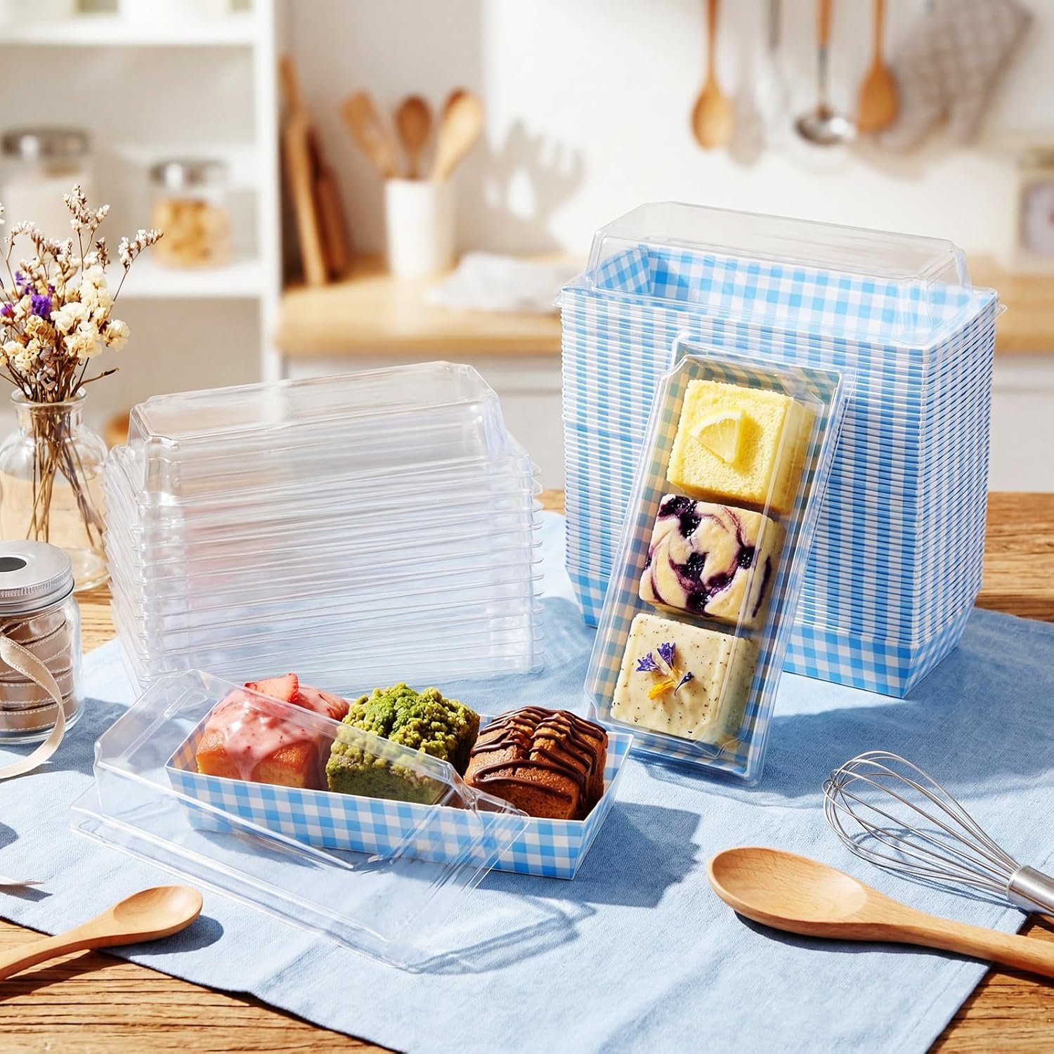 Großhandel 50er Packung blaue Karomuster-Kekse und Snackboxen mit transparenten Lids, Lieferant für Einweg-Dessertpräsentationsboxen für Hochzeiten, Partys und Picknicks, Individuelles Logo verfügbar.