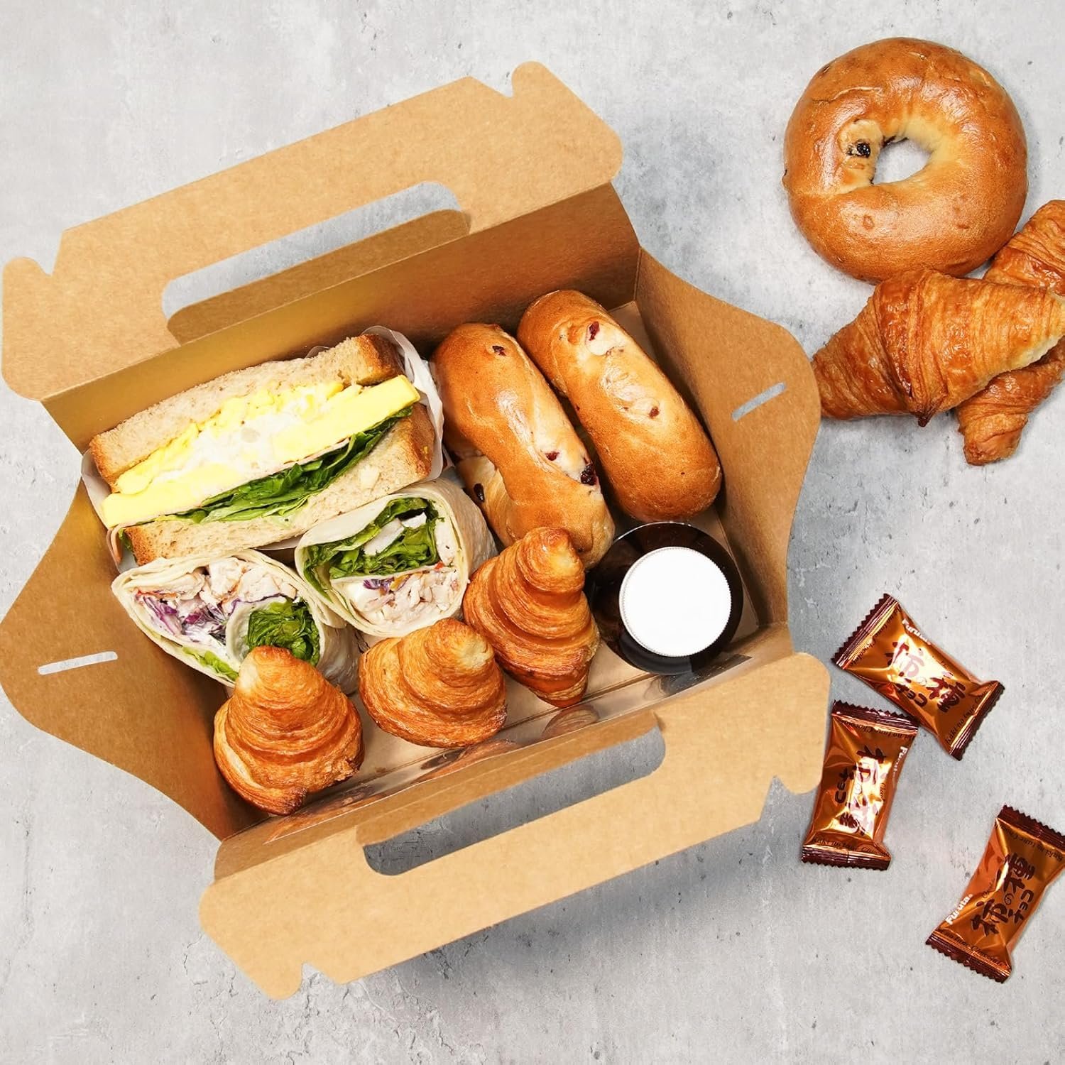 Großhandel 30er Pack 9x6x6 Kraft Gable Boxes, individuell bedruckbare, lebensmittelechte Karton-Lunchboxen, Hersteller von recycelbaren Geschenkboxen mit Griffen für Snacks, Picknick, Takeout Essen, Goodie Bags und robuste Barn Boxen, in Großmenge erhältlich.