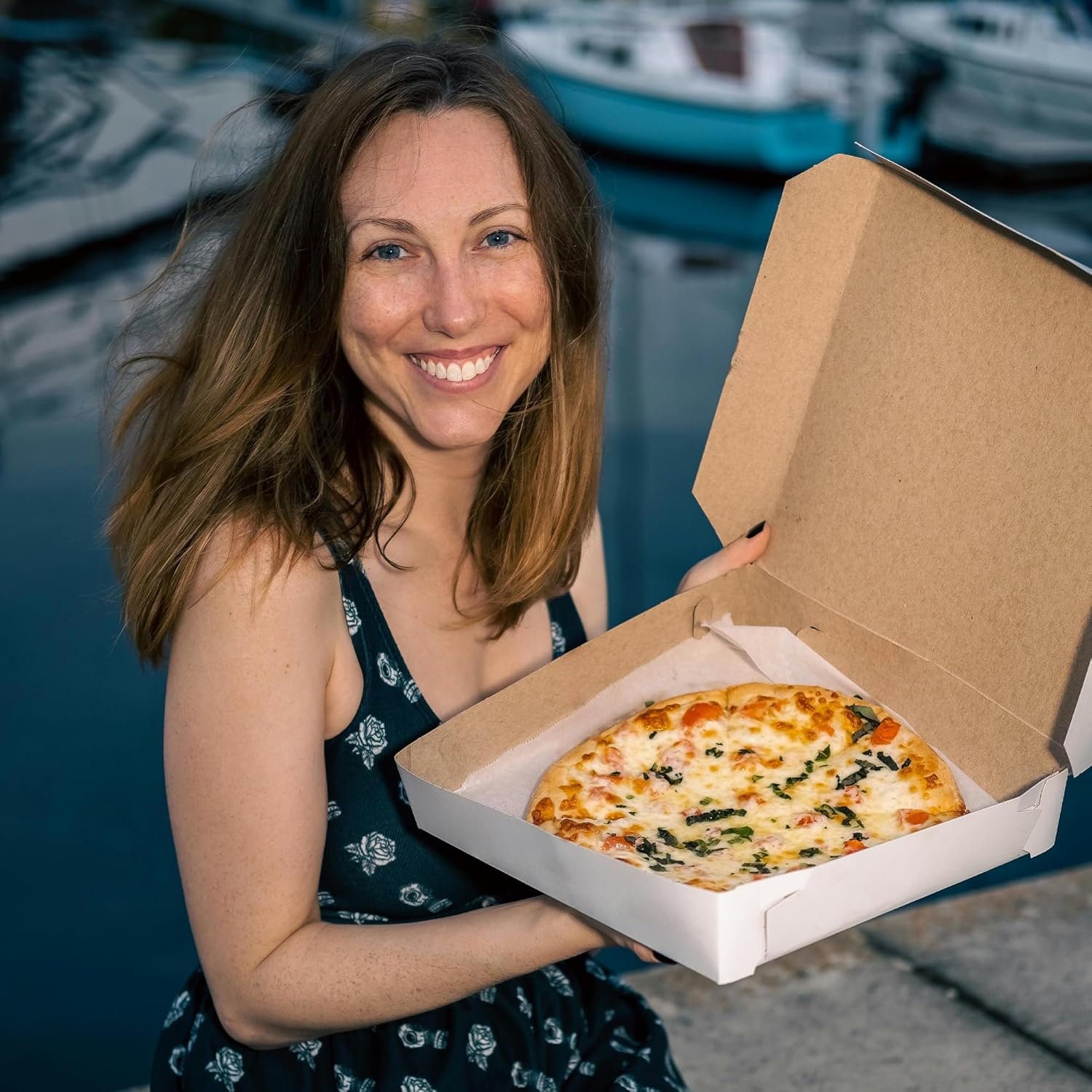 Großhandel Extra dünne weiße Papierboard-Kartons 10 x 10 x 1,75 Zoll (15 Stück) für selbstgemachte Pizzen, Gebäck, Takeaways, Geschenke und DIY-Projekte | Individuelles Logo für sichere Lagerung und Transport Ihrer Arbeiten von einem zuverlässigen Hersteller. Großhandel Extra dünne weiße Papierboard-Kartons 10 x 10 x 1,75 Zoll (15 Stück) für selbstgemachte Pizzen, Gebäck, Takeaways, Geschenke und DIY-Projekte | Individuelles Logo für sichere Lagerung und Transport Ihrer Arbeiten von einem zuverlässigen Hersteller.