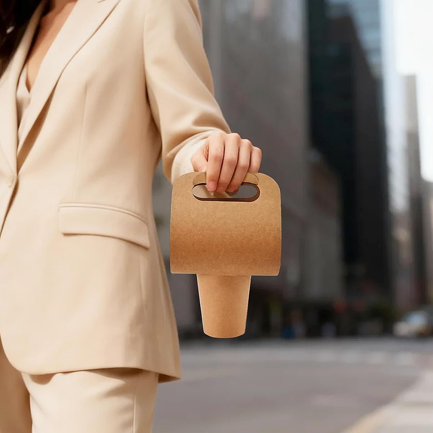 Großhandel 1 Cup Tragetasche für Getränke mit Griff, 50 Stück Kraftpapier Kaffeebecherhalter für den Food-Lieferdienst, entscheidend für OEM und faltbare Träger für heiße/kalte Getränke to go