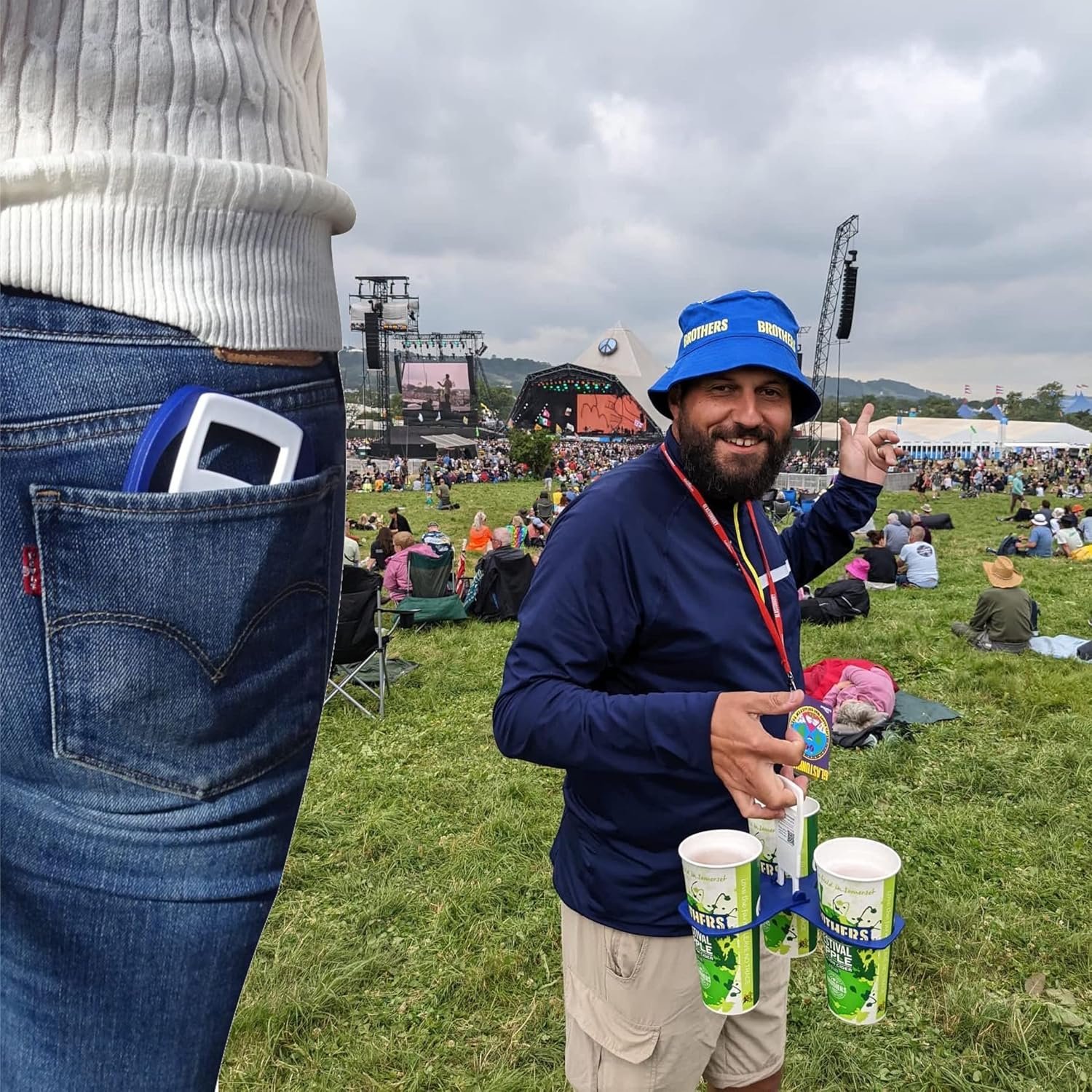 Großhandel Robuste faltbare Becherträger für 2, 3 und 4 Tassen - Individuelles Logo, praktischer und wiederverwendbarer Halter für heiße Getränke, ideal für Festivals, Sportveranstaltungen und Partys - Hersteller für flexible Lösungen in der Gastronomie und im Catering Großhandel Robuste faltbare Becherträger für 2, 3 und 4 Tassen - Individuelles Logo, praktischer und wiederverwendbarer Halter für heiße Getränke, ideal für Festivals, Sportveranstaltungen und Partys - Hersteller für flexible Lösungen in der Gastronomie und im Catering