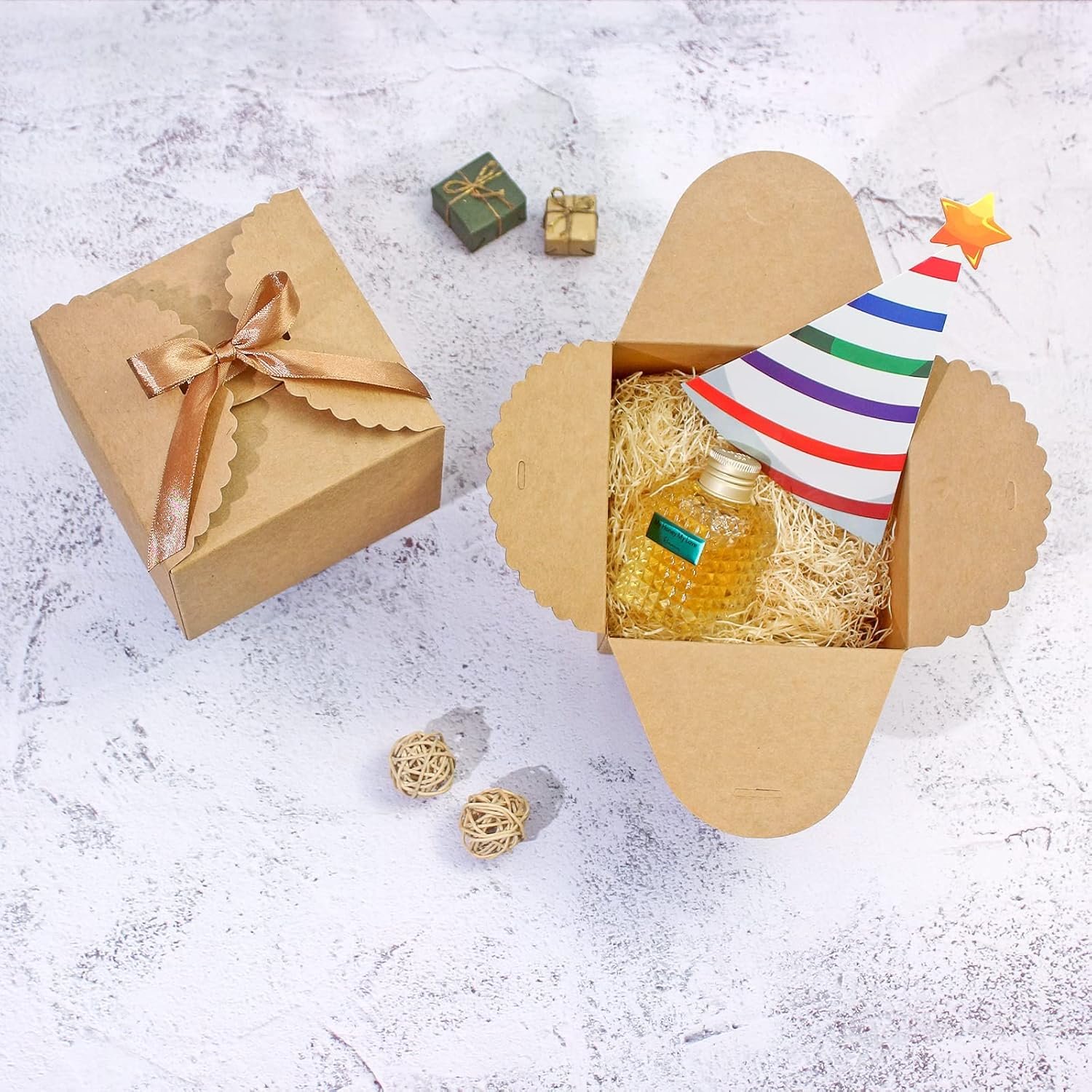 Großhandel 10er Pack kleine leere Kraftpapier-Geschenkboxen, 4,75” x 4,75” x 3,53”, mit Band für die Verpackung von Süßigkeiten, Keksen, Schokolade, Bastelarbeiten, Kerzen, individuellen Logos. Hersteller von hochwertigen Verpackungen für kleine Geschenke in Großmenge. Großhandel 10er Pack kleine leere Kraftpapier-Geschenkboxen, 4,75” x 4,75” x 3,53”, mit Band für die Verpackung von Süßigkeiten, Keksen, Schokolade, Bastelarbeiten, Kerzen, individuellen Logos. Hersteller von hochwertigen Verpackungen für kleine Geschenke in Großmenge.