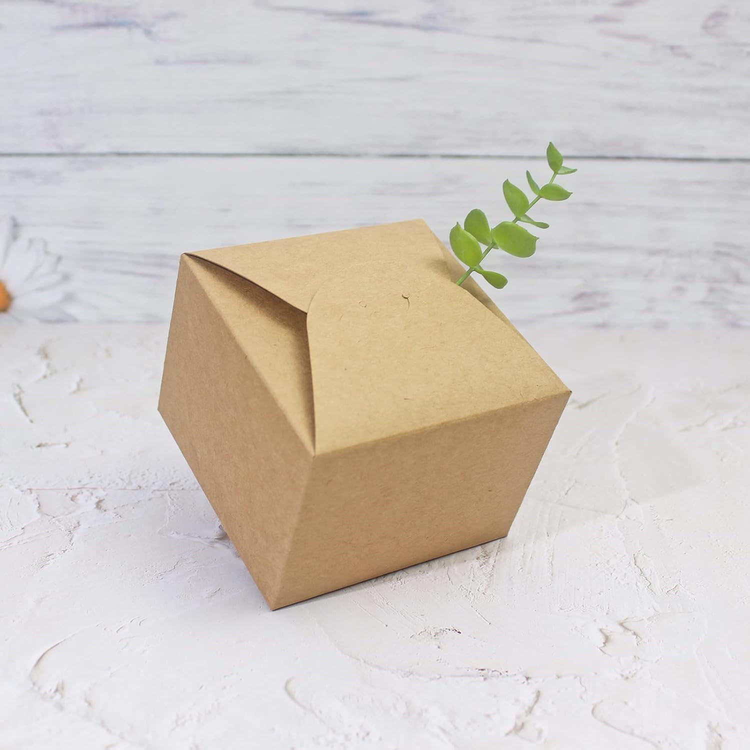 Großhandel 10er Pack kleine leere Kraftpapier-Geschenkboxen, 4,75” x 4,75” x 3,53”, mit Band für die Verpackung von Süßigkeiten, Keksen, Schokolade, Bastelarbeiten, Kerzen, individuellen Logos. Hersteller von hochwertigen Verpackungen für kleine Geschenke in Großmenge. Großhandel 10er Pack kleine leere Kraftpapier-Geschenkboxen, 4,75” x 4,75” x 3,53”, mit Band für die Verpackung von Süßigkeiten, Keksen, Schokolade, Bastelarbeiten, Kerzen, individuellen Logos. Hersteller von hochwertigen Verpackungen für kleine Geschenke in Großmenge.