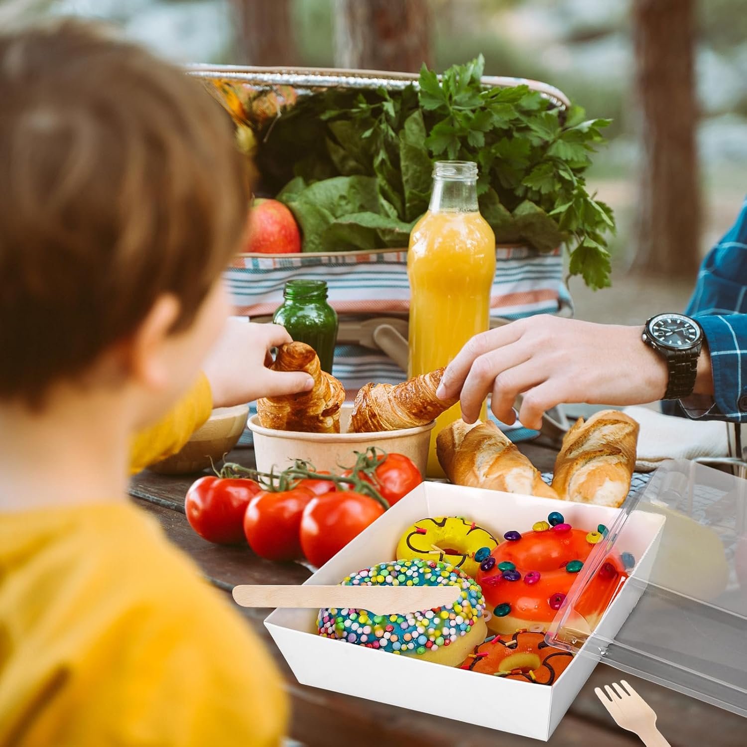 Großhandel 50 Stück kleine Charcuterie-Boxen 4,7 x 4,3 Zoll mit klaren Deckeln und Besteck, OEM Mini Dessertbehälter für Hochzeit, Geburtstag, Sandwich, Keks, Sushi, Kuchenstück, Obst