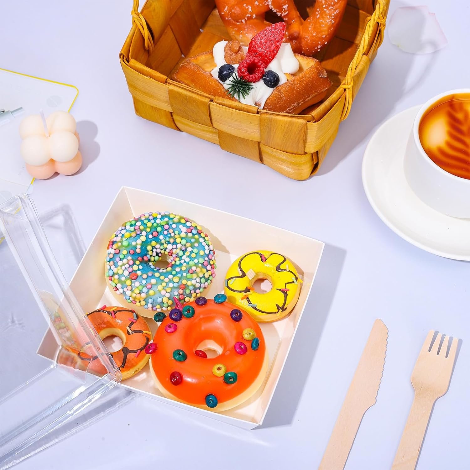 Großhandel 50 Stück kleine Charcuterie-Boxen 4,7 x 4,3 Zoll mit klaren Deckeln und Besteck, OEM Mini Dessertbehälter für Hochzeit, Geburtstag, Sandwich, Keks, Sushi, Kuchenstück, Obst