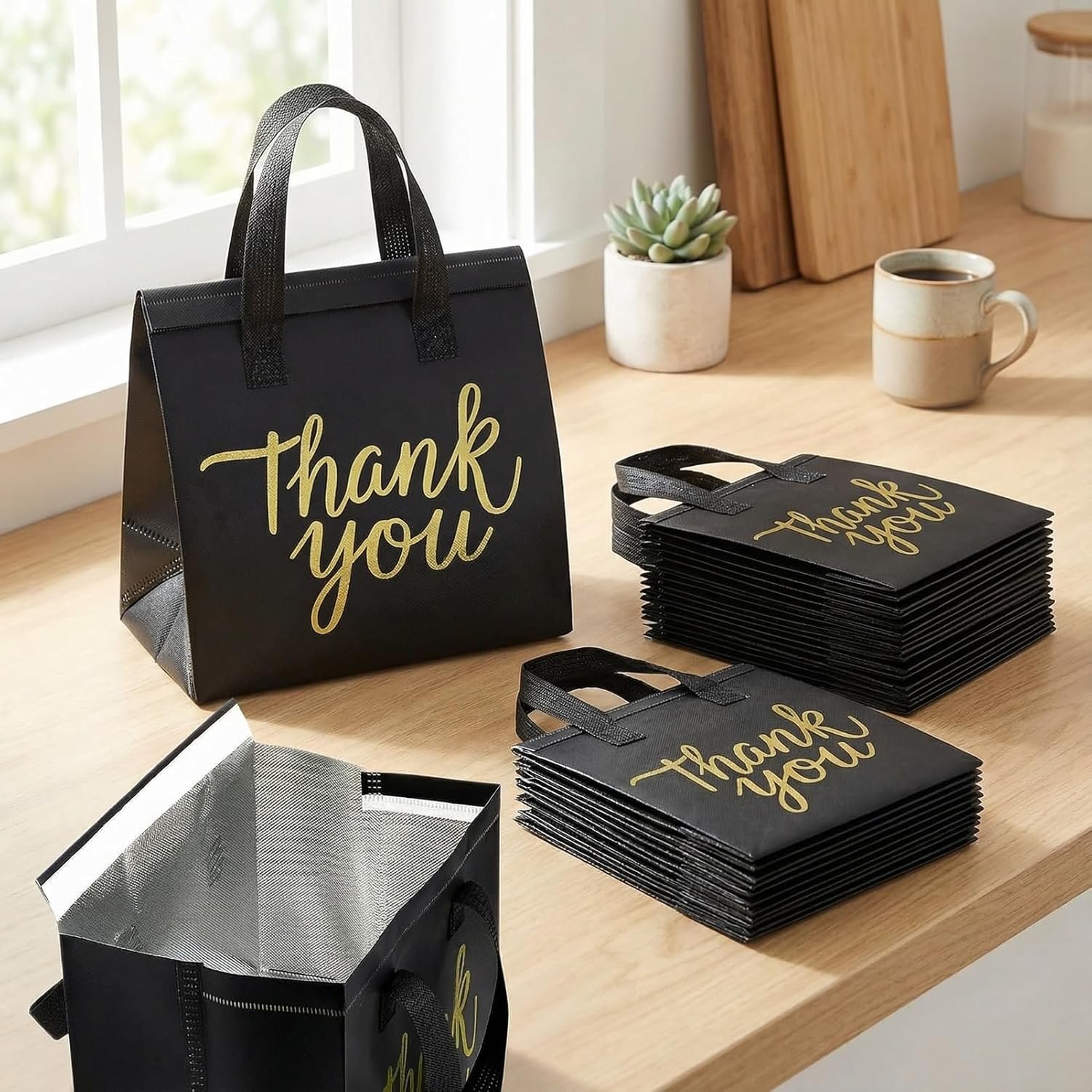 Großhandel 80er-Pack isolierte Einkaufstaschen, Catering-Lieferbeutel, Einweg-Kühltaschen für Reisen und Picknicks (schwarz mit goldfarbener Dankeschön), vom Hersteller individuell mit Logo bearbeitbar.