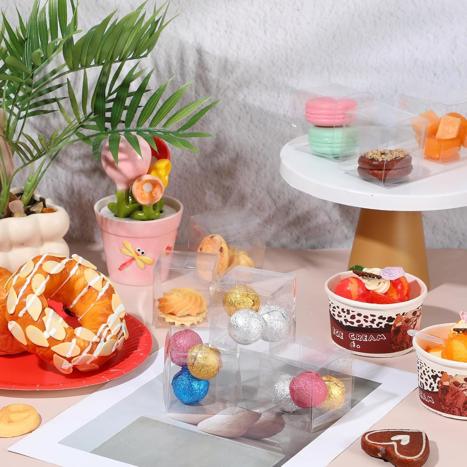 Großhandel 200 Stück Klare Favoritenboxen transparente Kunststoff Geschenkboxen für Tierleckerlis Verpackungswürfel Macarons Geburtstags- und Hochzeitsfeiern Baby Shower (2 x 2 x 2 Zoll) Individuelles Logo vom Hersteller Großhandel 200 Stück Klare Favoritenboxen transparente Kunststoff Geschenkboxen für Tierleckerlis Verpackungswürfel Macarons Geburtstags- und Hochzeitsfeiern Baby Shower (2 x 2 x 2 Zoll) Individuelles Logo vom Hersteller