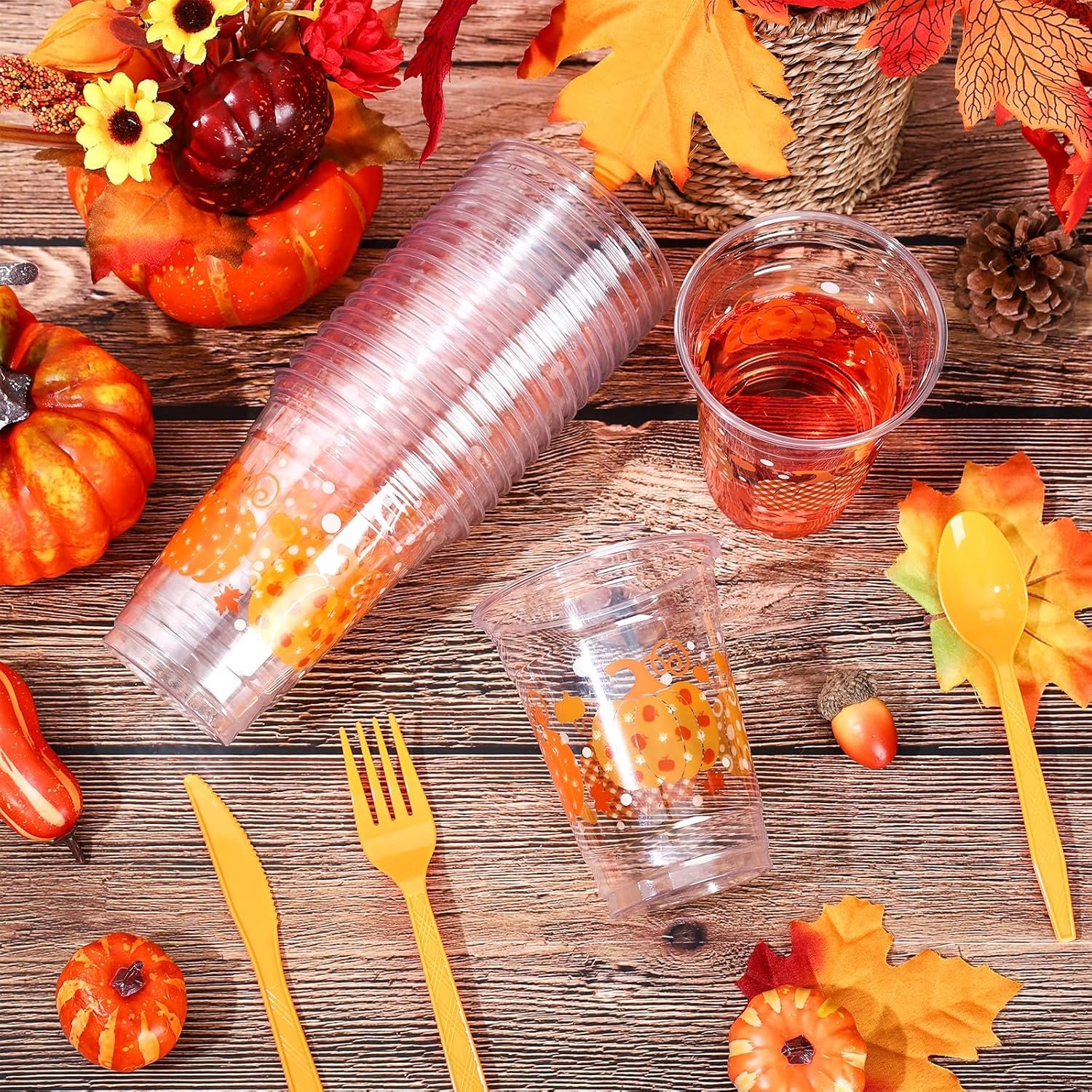 Großhandel 50 Stück 12oz Einwegbecher aus Kunststoff für Herbstfeiern mit Kürbisdesign, OEM Partybedarf für Geburtstagsfeier, Hochzeit und Erntezeit.