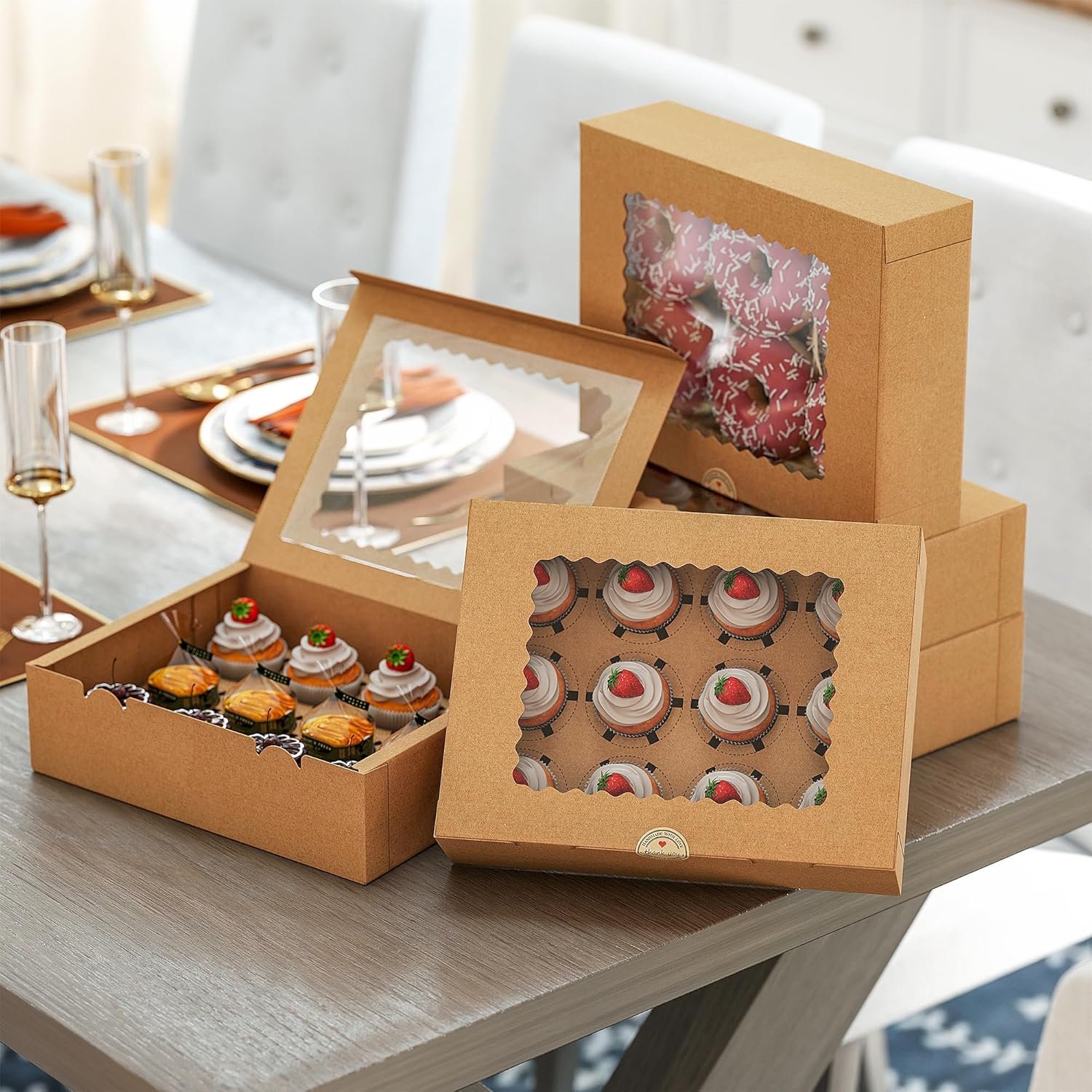 Großhandel 50 Stück Cupcake Boxen, 12er Cupcake Behälter mit Fenster, Braun Pastry Boxen mit Innentray und 50 Aufkleber für Desserts, Party, Geburtstag, Feiertag (12,8 x 9,84 x 3,54 Zoll) - Individuelles Logo, Hersteller für Ihre Eigenmarke. Großhandel 50 Stück Cupcake Boxen, 12er Cupcake Behälter mit Fenster, Braun Pastry Boxen mit Innentray und 50 Aufkleber für Desserts, Party, Geburtstag, Feiertag (12,8 x 9,84 x 3,54 Zoll) - Individuelles Logo, Hersteller für Ihre Eigenmarke.