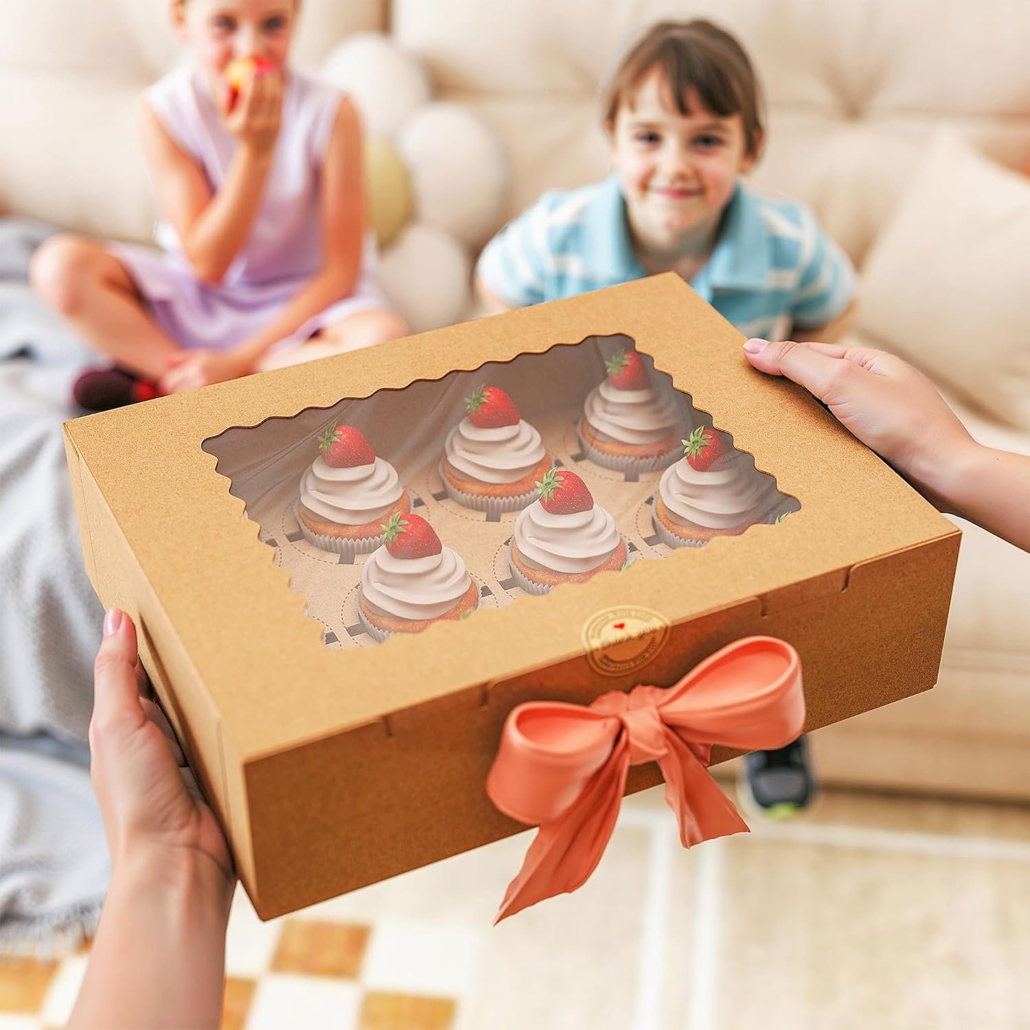 Großhandel 50 Stück Cupcake Boxen, 12er Cupcake Behälter mit Fenster, Braun Pastry Boxen mit Innentray und 50 Aufkleber für Desserts, Party, Geburtstag, Feiertag (12,8 x 9,84 x 3,54 Zoll) - Individuelles Logo, Hersteller für Ihre Eigenmarke. Großhandel 50 Stück Cupcake Boxen, 12er Cupcake Behälter mit Fenster, Braun Pastry Boxen mit Innentray und 50 Aufkleber für Desserts, Party, Geburtstag, Feiertag (12,8 x 9,84 x 3,54 Zoll) - Individuelles Logo, Hersteller für Ihre Eigenmarke.