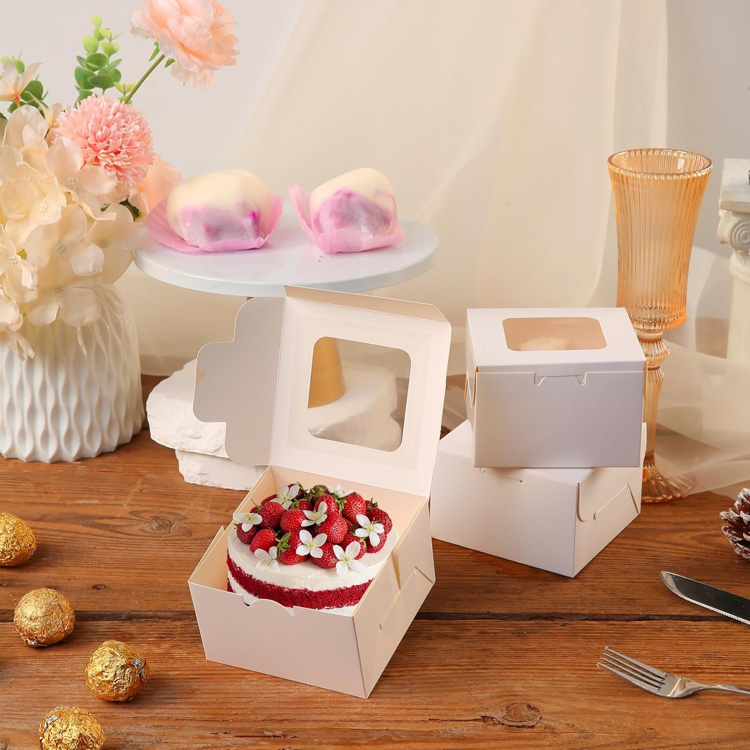 Großhandel 50 Stück weiße Kuchenboxen mit Fenster, 5x5x2,5 Zoll, klein für Bäckerei, Süßigkeiten und Weihnachtsgeschenke, individuell bedruckbar, gefertigt von einem erfahrenen Hersteller.