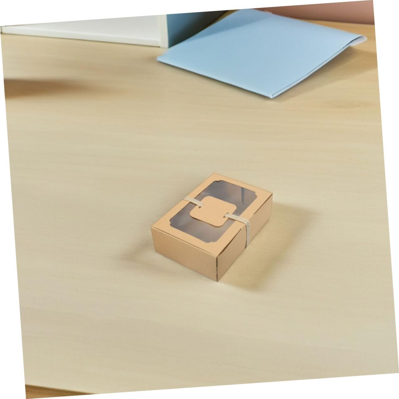 Großhandel Kraftpapier Keksboxen mit PVC-Fenster, 12 Stück für Geburtsfeiern, Cupcake- und Gebäckverpackung, individuelle Logo-Optionen, Hersteller im Bereich Bäckerei, Großmenge Lieferung mit 12 Karten und 2 Rollen Schnur.