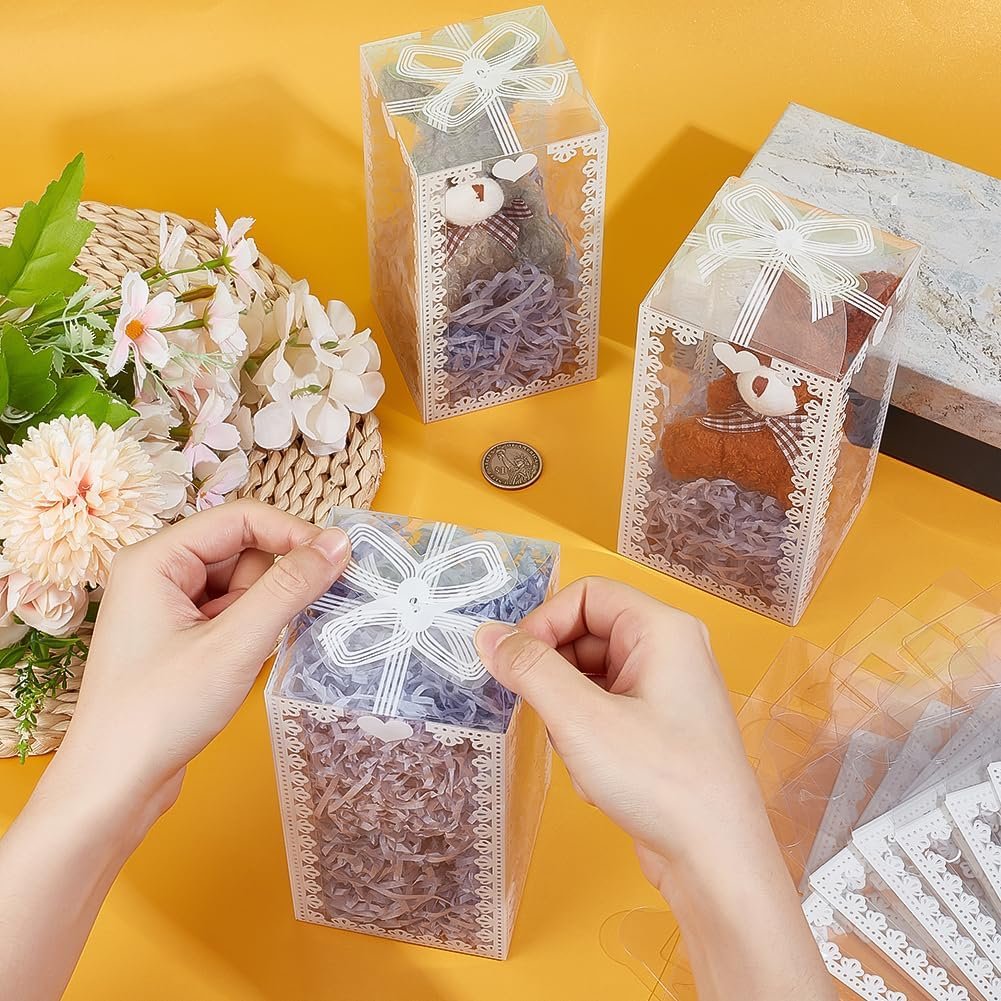 Großhandel 50 Stück 3x3x5,9 Zoll transparente PVC Favoritenboxen für Hochzeiten, mit Schleifenmuster, ideal für Süßigkeiten und Schokolade, Verpackungen für Festgeschenke, OEM und individuelle Logooptionen verfügbar.