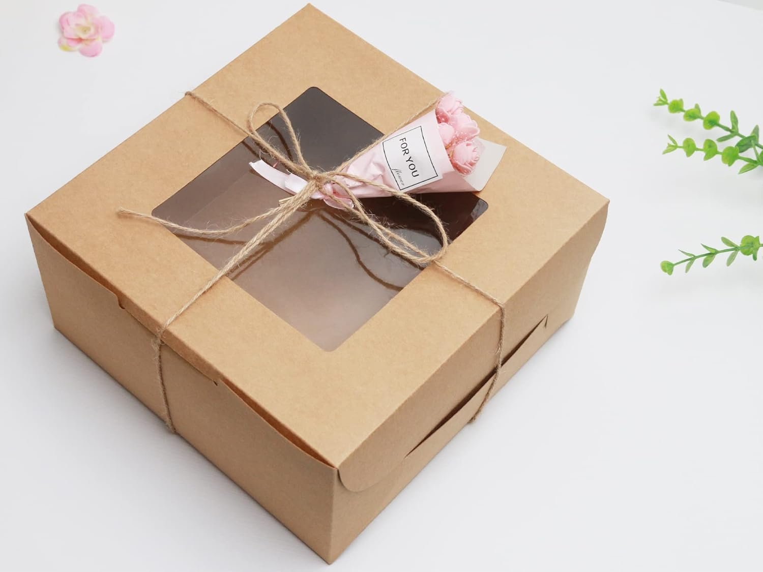 Großhandel Brown Kraft Backboxen 10x10x5 Zoll mit Fenster, ideal für Geschenkverpackung, Dessert, Gebäck, Cupcakes, Torten und Kekse, inklusive Aufkleber und 66 FT Schnur, Individuelles Logo, OEM, Hersteller