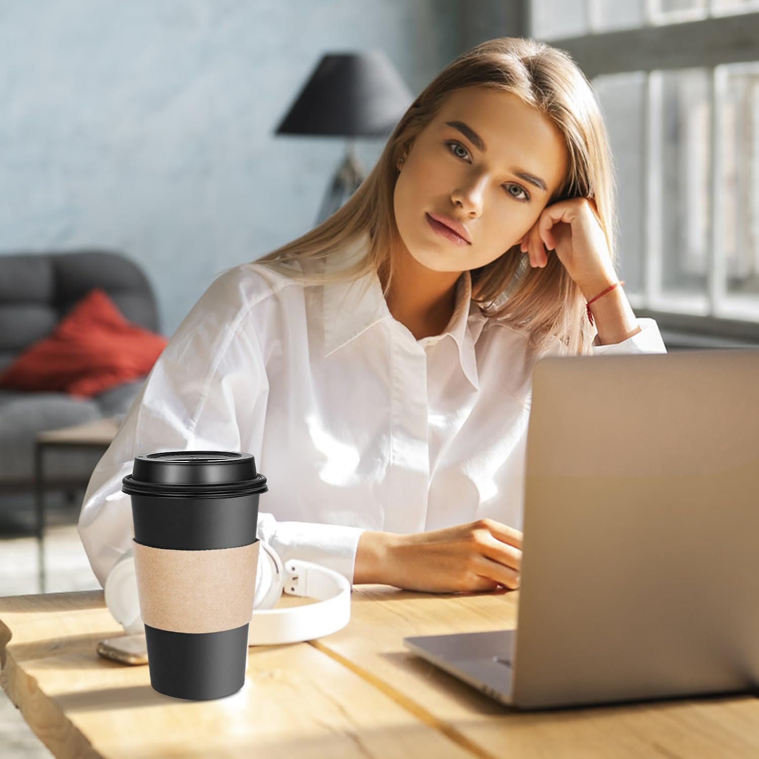 Individuelles Logo für 100 Stück Einweg-Kaffeebecher mit Deckeln und Hitzeschutz, 16 oz, To Go Schwarze Papierbecher für Zuhause, Cafés und Kaffee-Bar Zubehör, Hersteller.