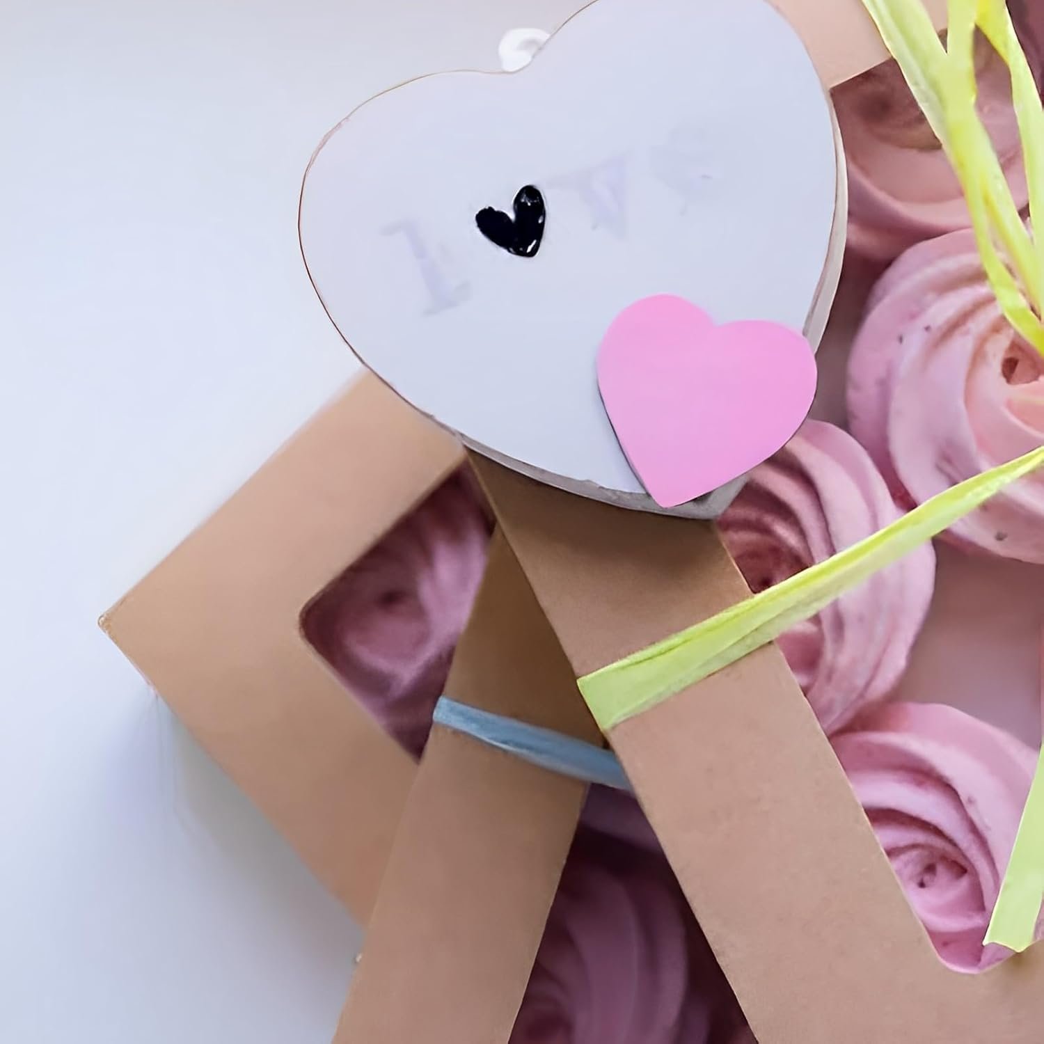 Großhandel 20 Stück braune Gebäckboxen mit Fenster 8x6x2,5 Zoll, Verpackungsboxen für Kekse, Treat-Boxen für Cupcakes, individuelles Logo für jeden Anlass wie Valentinstag, Muttertag und Weihnachten, OEM Hersteller.