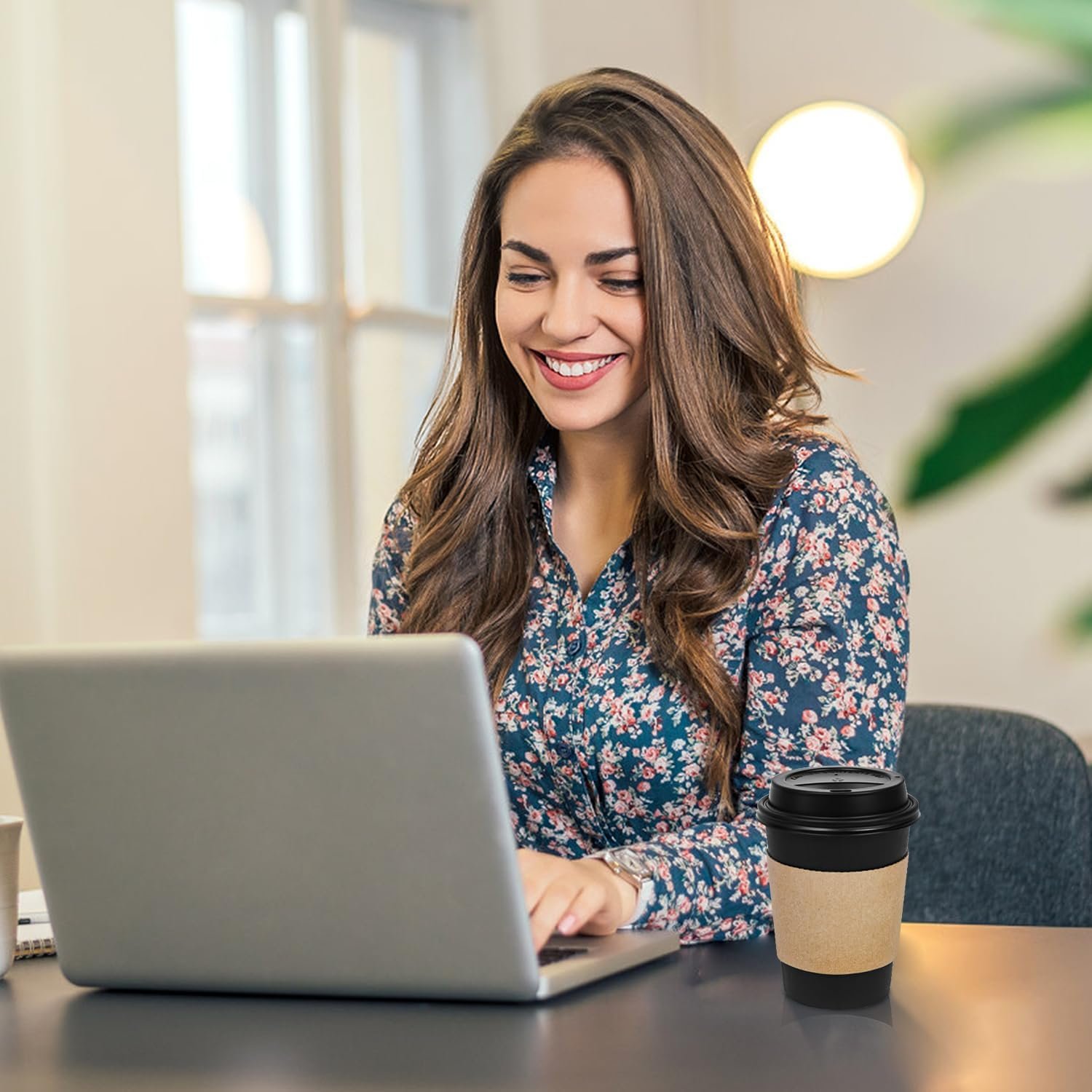 Individuelles Logo für 100 Stück 12 Unzen Einweg-Kaffeebecher mit Deckeln und Hülsen, To Go aus auslaufsicheren schwarzen Papierbechern, ideal für Picknicks, Partys, Reisen, Büros und Kaffeebarbedarf von zuverlässigem Hersteller.