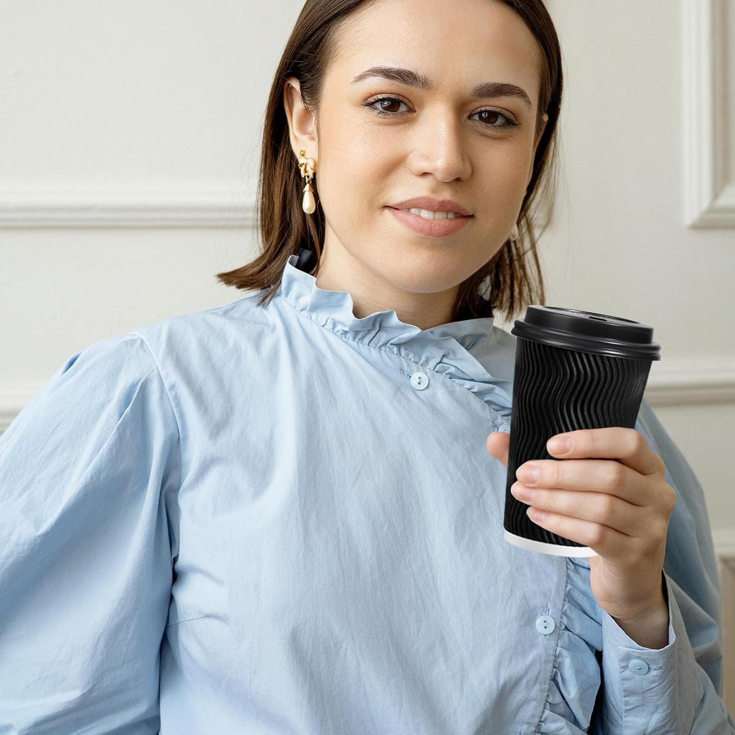 Großhandel 50 Stück Isolierte Pappkaffeetassen mit Deckel, Individuelles Logo, Wellpappwand-Kaffeebecher für heiße Getränke, Büro, Kaffeebar, OEM, mit Strohhalmen (schwarz)