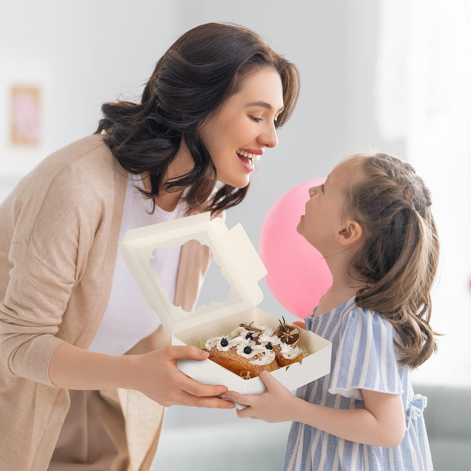 Individuelles Logo für 60 Stück Keksschachteln 8x8x2,5 Zoll mit zwei Fensterdesigns für Schokolade, Erdbeeren, Torte, Gebäck, Dessert, Kuchen vom Hersteller.