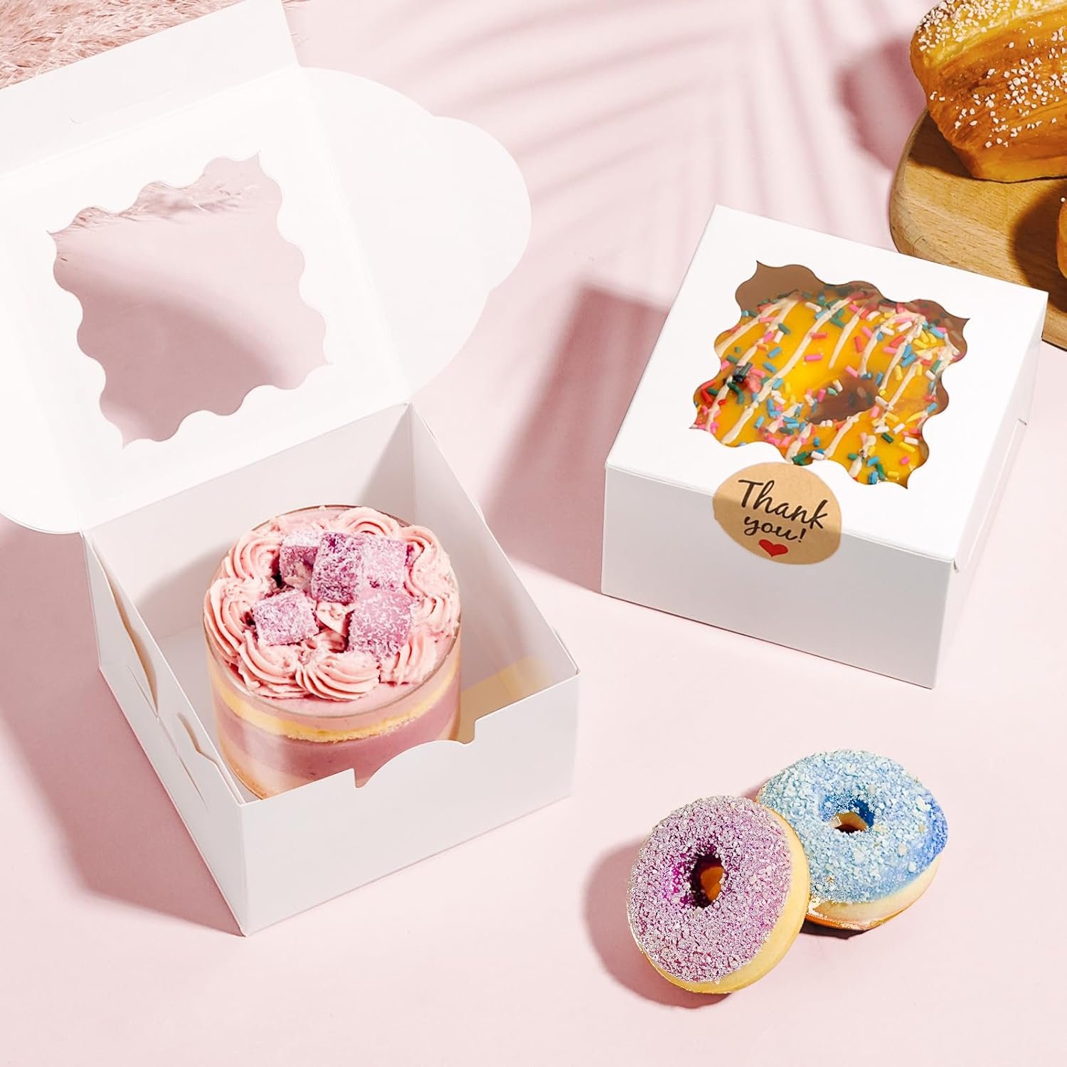 Großhandel 26 Stück weiße Cookie-Boxen mit Fenster, 4x4x2,5 Zoll kleine Bäckerei-Boxen mit 36 Aufklebern, für Mini-Kuchen, Kekse, Desserts, Gebäck, Donuts, Macarons, Erdbeeren, Schokolade, Cupcakes, Süßigkeiten, individuelles Logo. Hersteller von Verpackungslösungen in Großmenge.