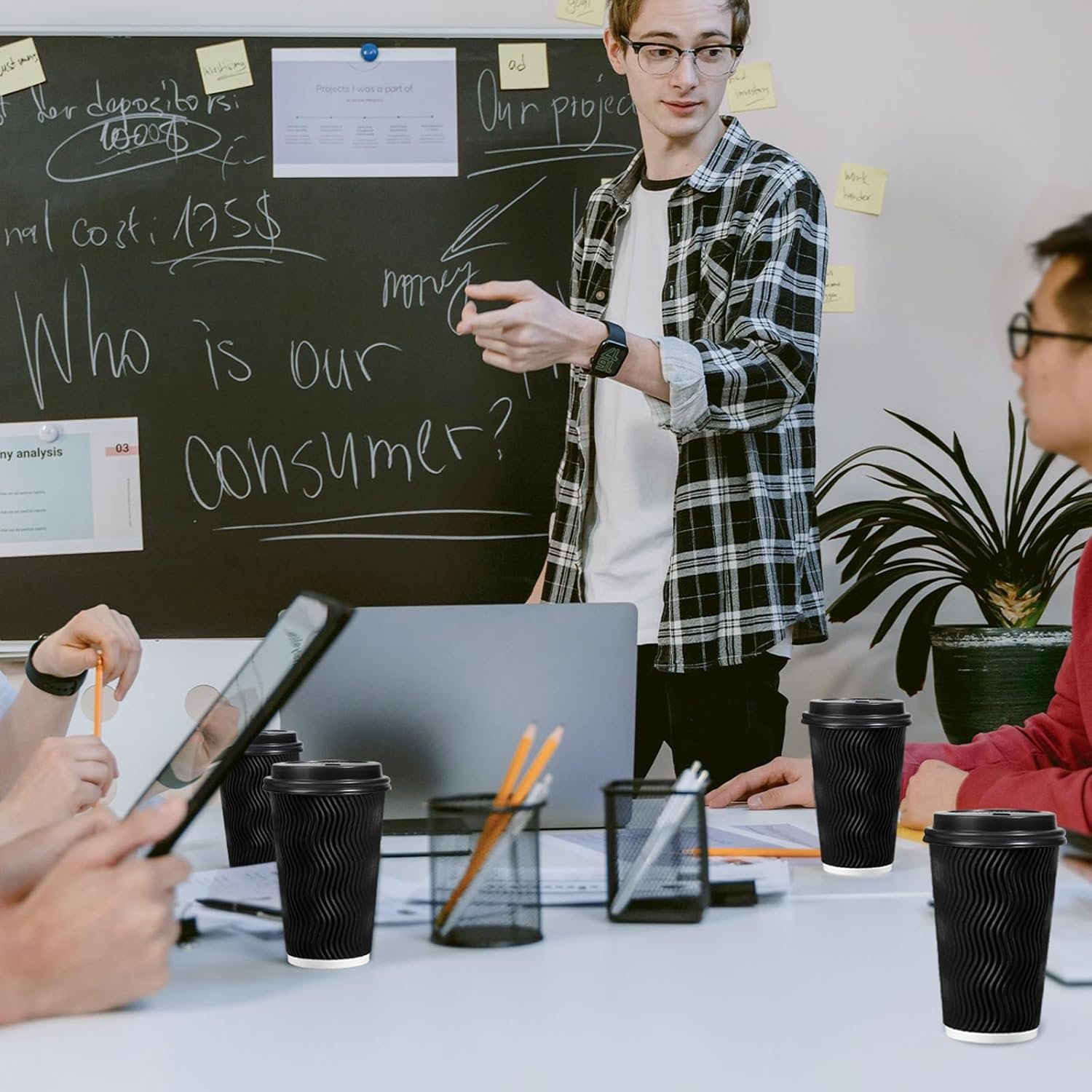 Großhandel 50 Stück Isolierte Pappkaffeetassen mit Deckel, Individuelles Logo, Wellpappwand-Kaffeebecher für heiße Getränke, Büro, Kaffeebar, OEM, mit Strohhalmen (schwarz)