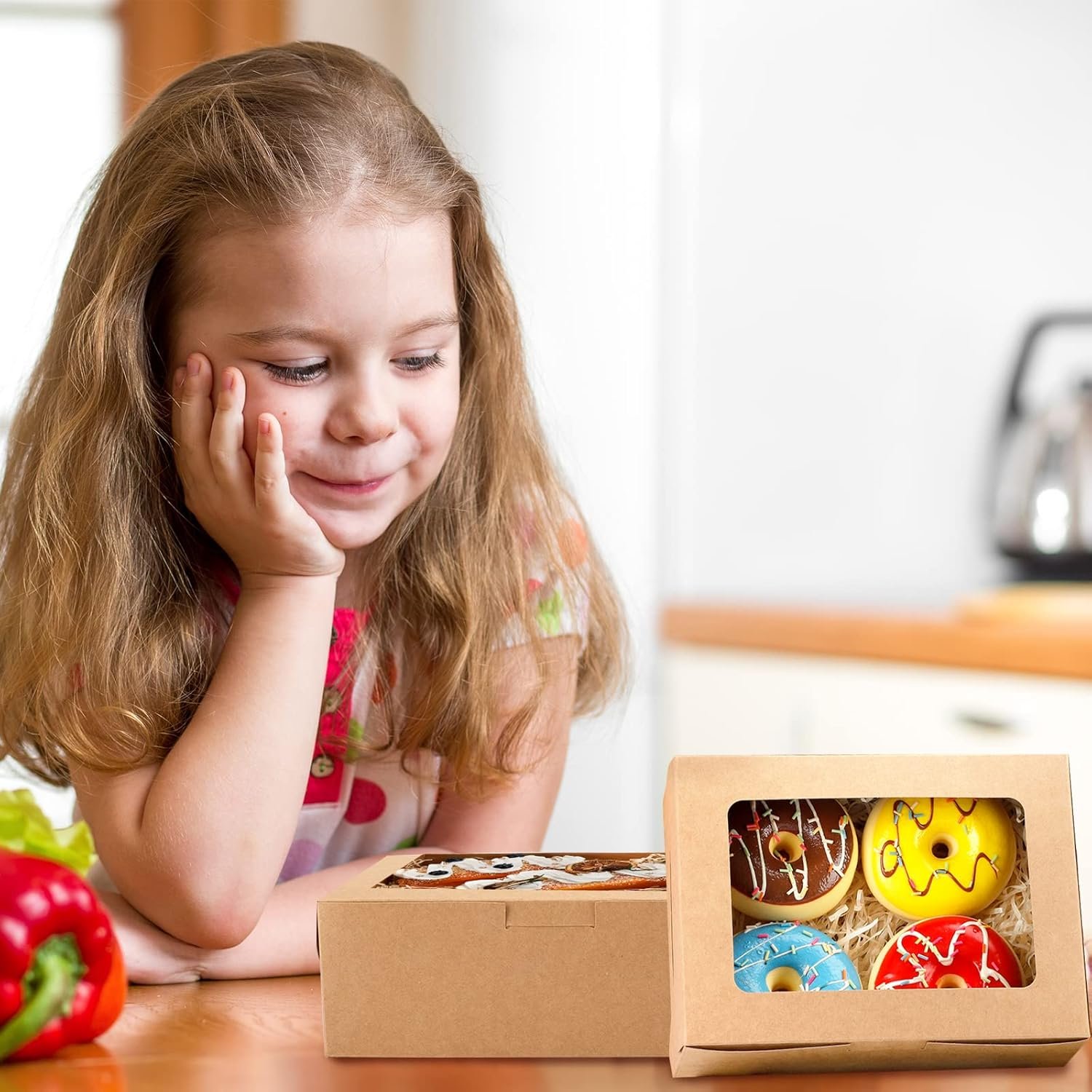 Großhandel 32 Stück Kuchenboxen, 8x6x2,5 cm Backboxen mit Fenster in 3 Stilen für Schokolade, Erdbeeren, Desserts, Donuts, Cupcakes und Muffins, individuell mit Logo, vom Hersteller in Bulk.