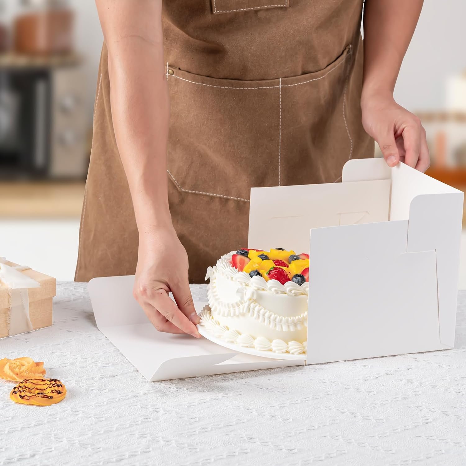 Individuelles Logo Kuchenboxen 3er Pack 10 Zoll 10x10x8 Zoll hohe große Box für Transport von Kuchen, Einweg-Kuchenbehälter mit Deckel und großem Fenster, für Kekse, Torten, Cupcakes, Gebäck - perfekte Eigenmarke für Hochzeiten, Geburtstagsfeiern, Partys - vom Hersteller. Individuelles Logo Kuchenboxen 3er Pack 10 Zoll 10x10x8 Zoll hohe große Box für Transport von Kuchen, Einweg-Kuchenbehälter mit Deckel und großem Fenster, für Kekse, Torten, Cupcakes, Gebäck - perfekte Eigenmarke für Hochzeiten, Geburtstagsfeiern, Partys - vom Hersteller.