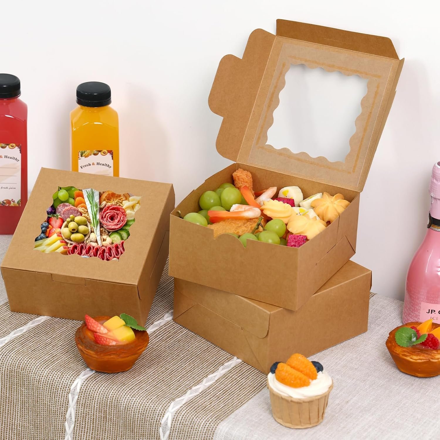 Großhandel 80 Stück Braune Bäckereiboxen mit Fenster, 6x6x3 Zoll, ideal für Süßigkeiten, Gebäck, Schokoladenüberzogene Erdbeeren, Macarons, Cupcakes, Leckereien und Donuts, individuelles Logo, OEM.