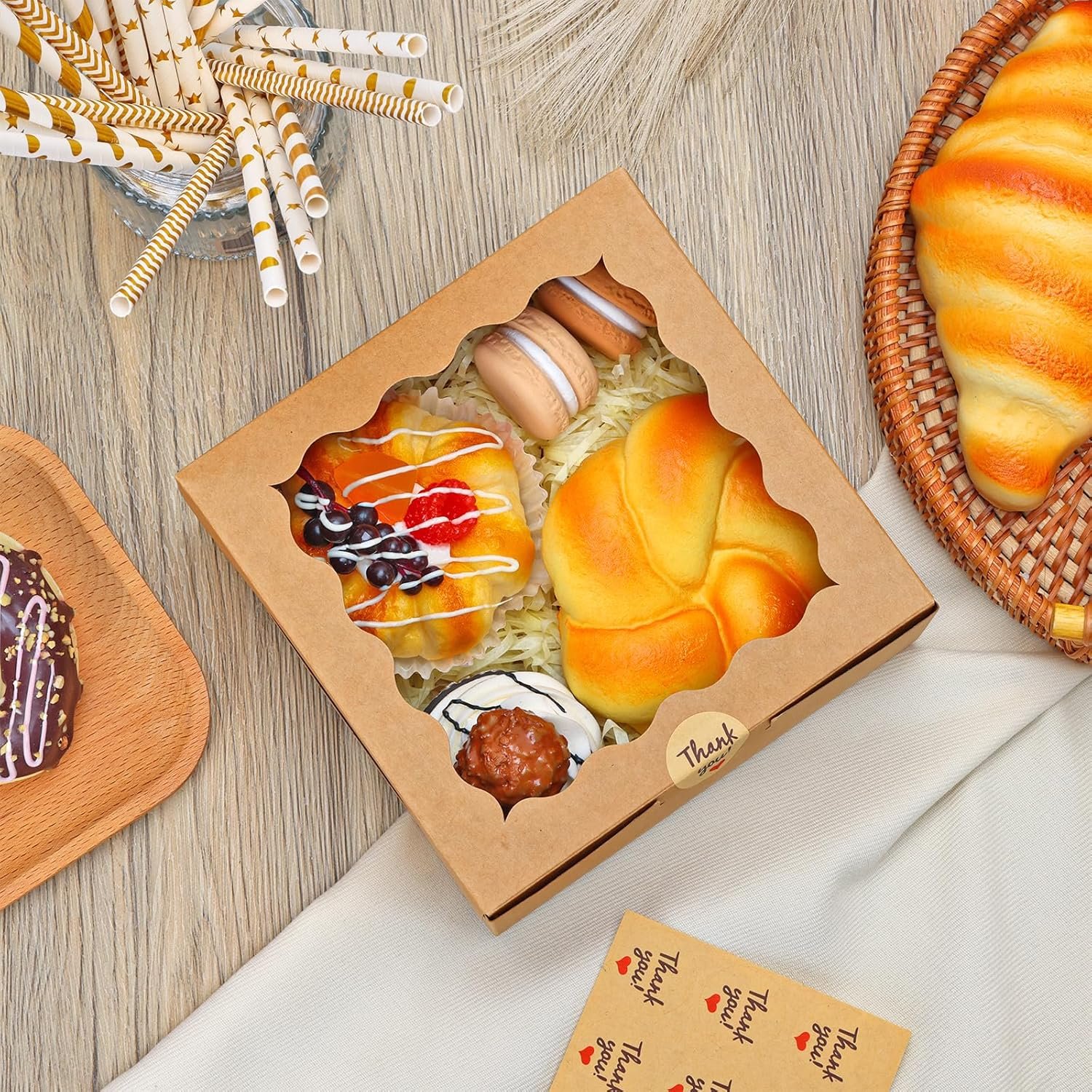 Großhandel 15 Stück braune Bakery Boxen 6x6x3in mit Fenster für Desserts, Donuts, kleine Kuchen und Gebäck, Individuelles Logo, OEM verfügbar.