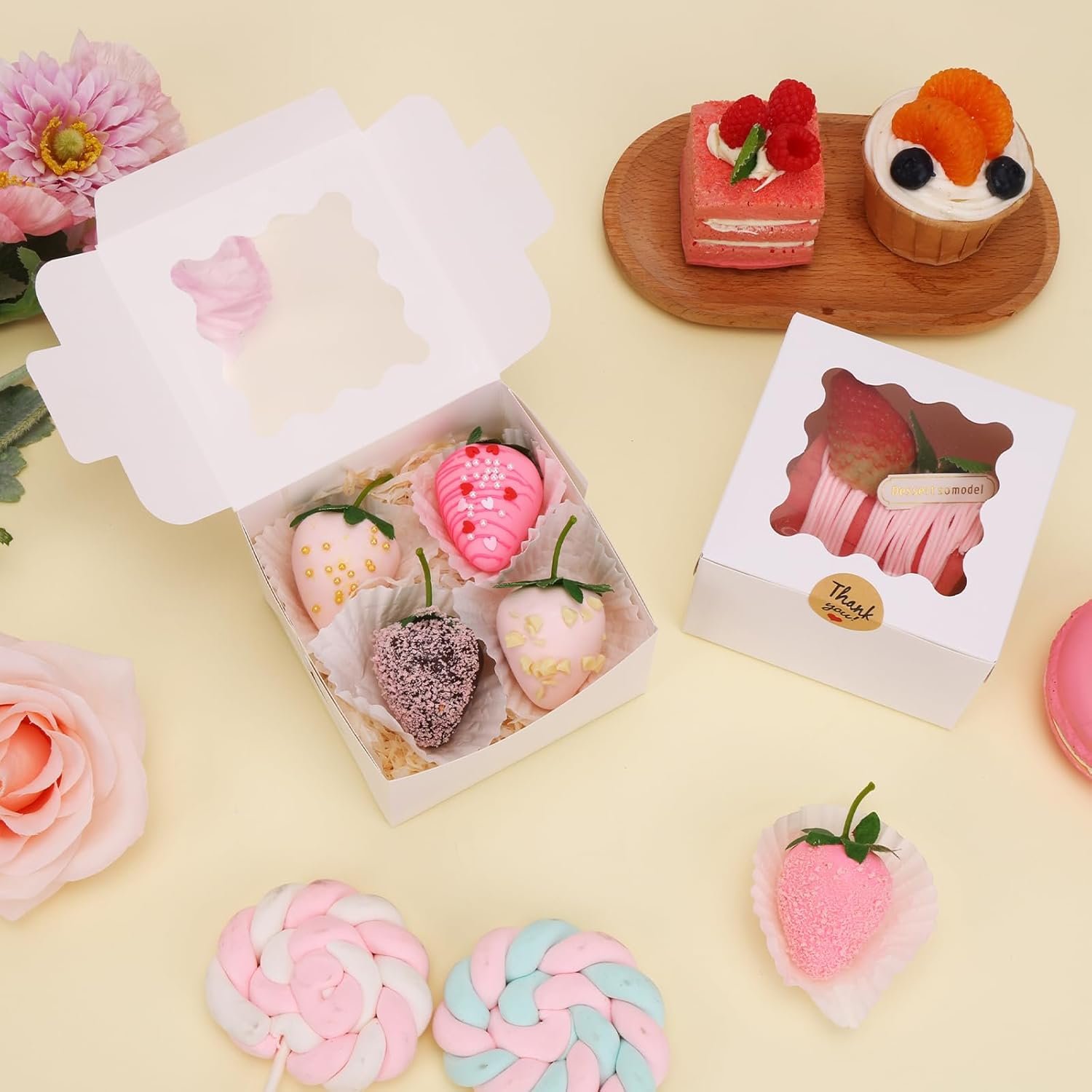 Hersteller 24er weiße Keksboxen mit Sichtfenster 4x4x2,5 Zoll und Stickern für kleine Kekse Desserts Schokoladen-Erdbeeren in Großmenge OEM