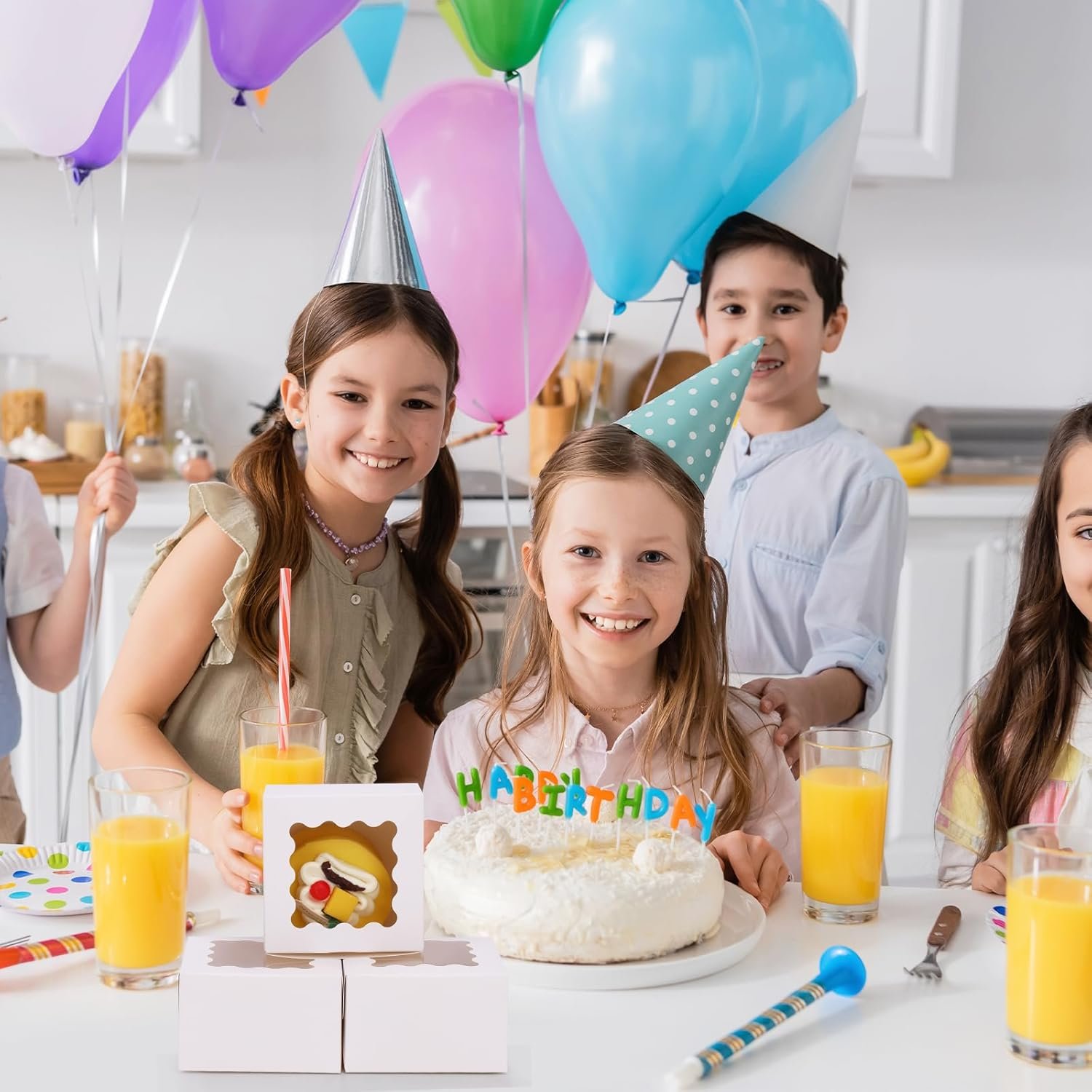 Hersteller 24er weiße Keksboxen mit Sichtfenster 4x4x2,5 Zoll und Stickern für kleine Kekse Desserts Schokoladen-Erdbeeren in Großmenge OEM