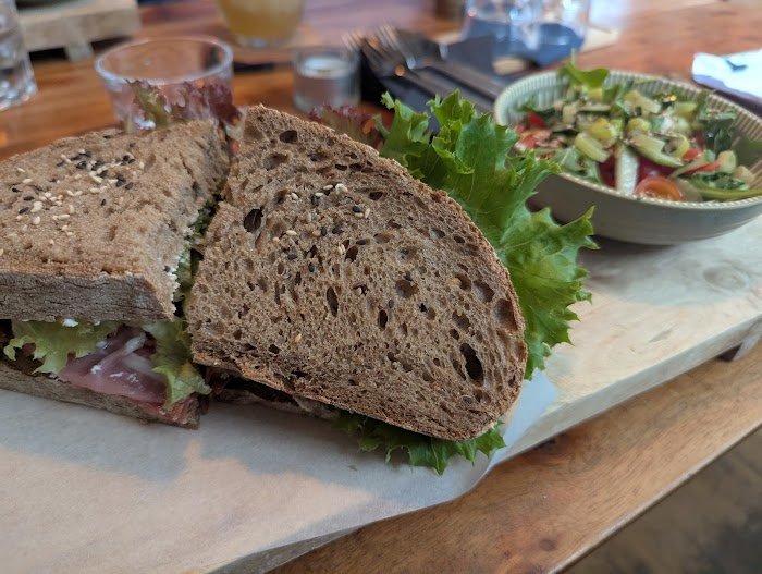 YUNA Café in Berlin: Ehrliche Erfahrungen aus der Café-Szene